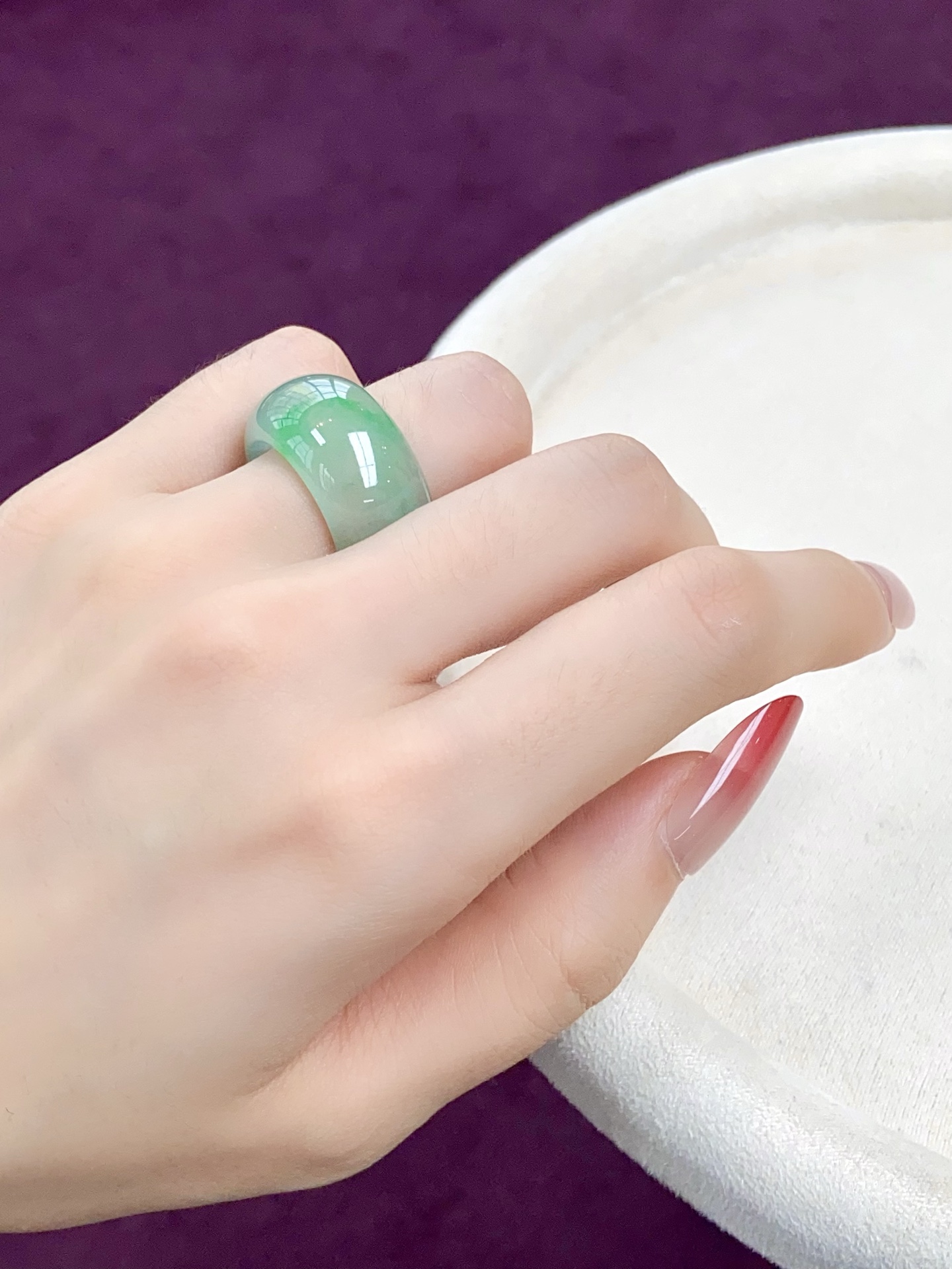 ️，冰种飘绿指环，是无需多言的美色，不得不心动，底子细腻干净，上手非常，裸石：13-5.6mm，圈