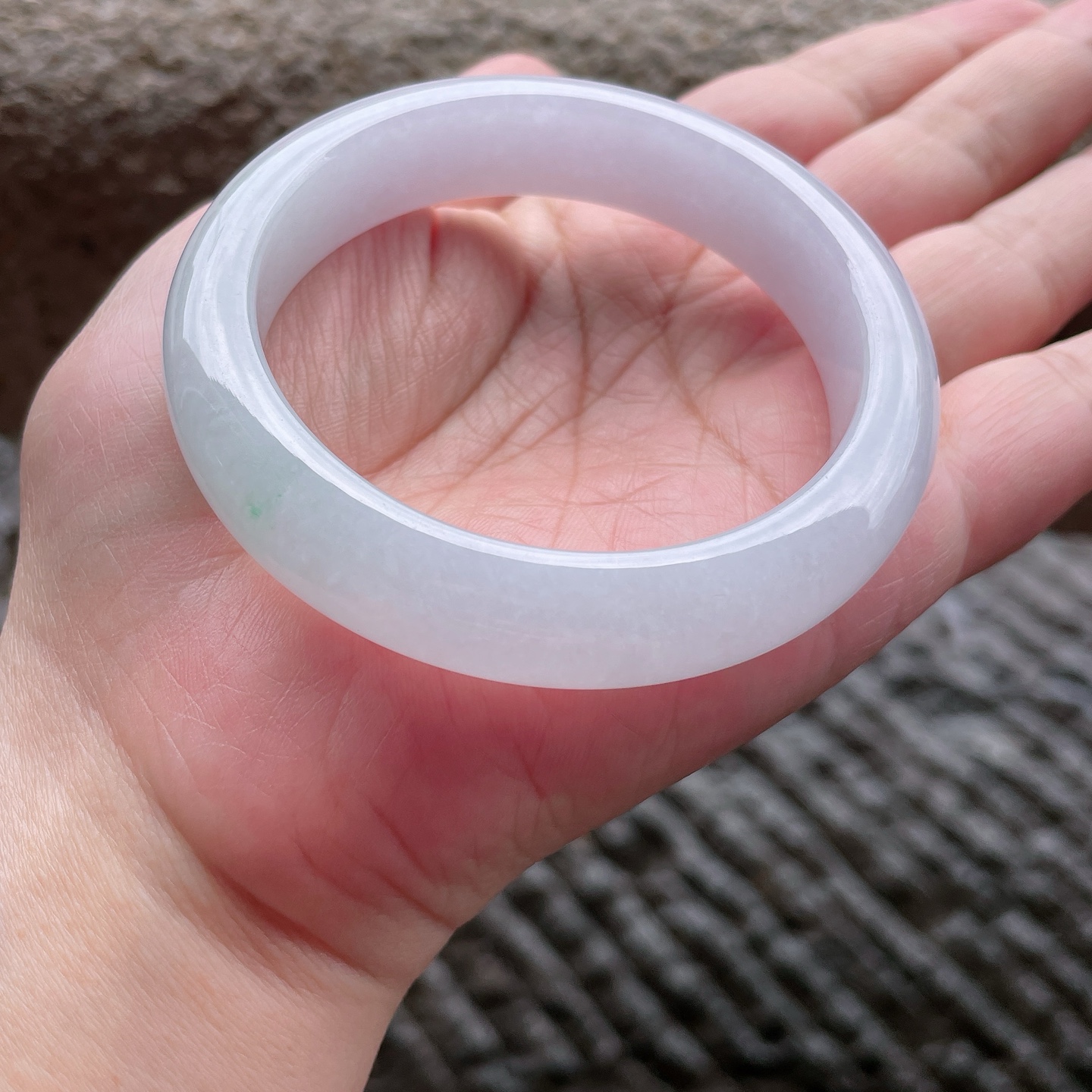 正圈54 55，圈口54-12.5-8.3，编码0423X31，糯冰飘绿，冰莹通透，水润，种老，无裂