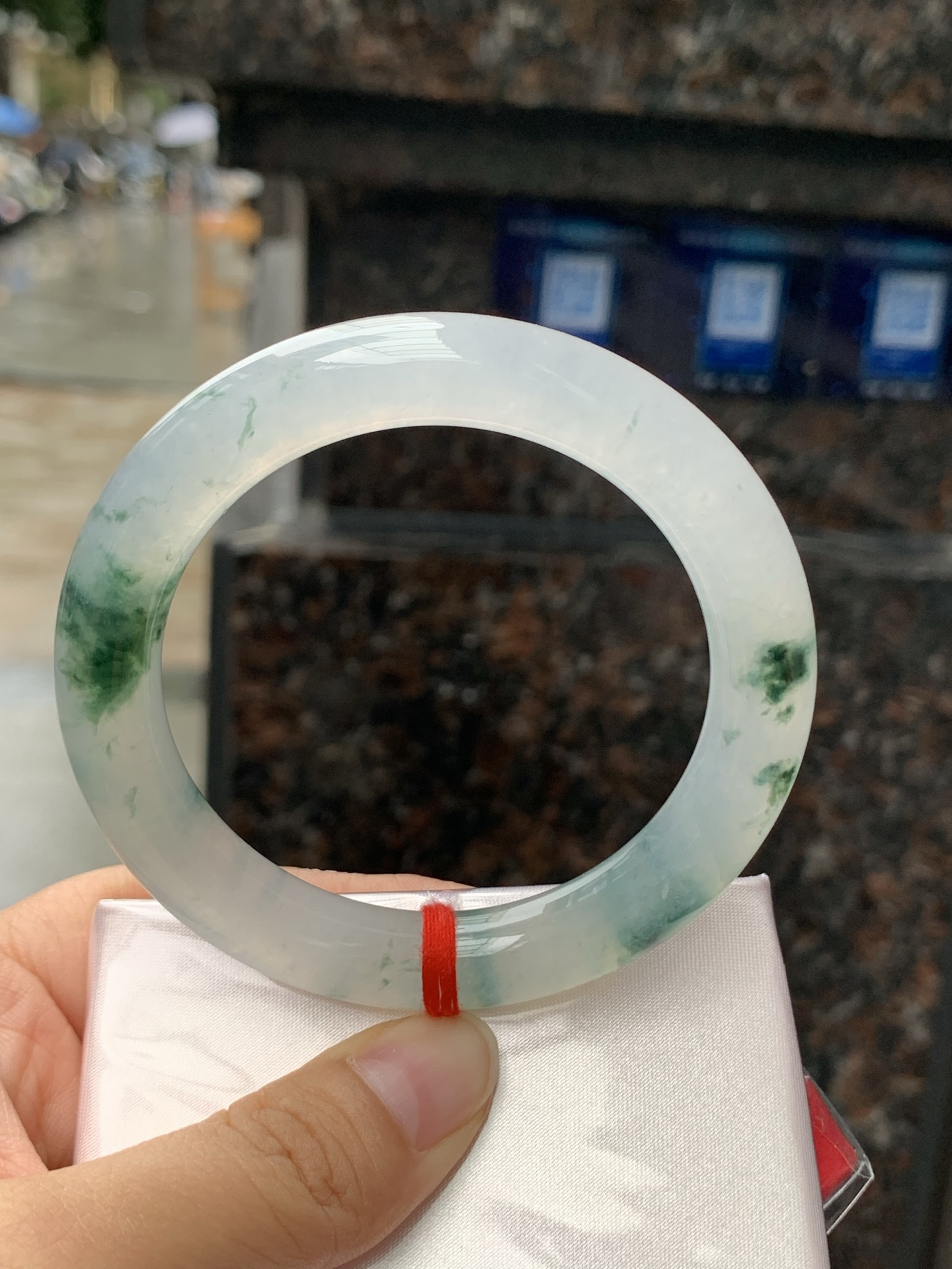 冰飘花圆条，55.1-10.2-10.3，0423-N516，打灯多处细纹，底妆冰透，胶润细腻，蓝花灵动飘逸，勾勒出一幅唯美诗意的山水意境画，古典优雅又秀气