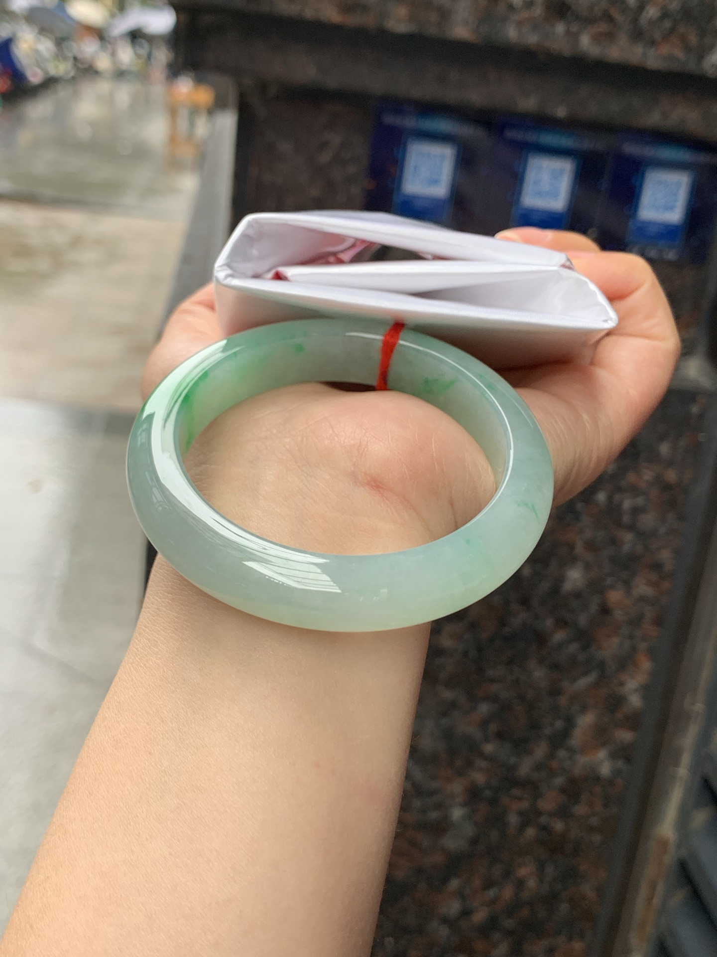 飘阳绿正圈，55.1-12.3-9，0423-N513，底妆冰润，飘金丝阳绿花，鲜艳得像新冒头的嫩芽，灵动清新，即柔和又充满生机，无裂。