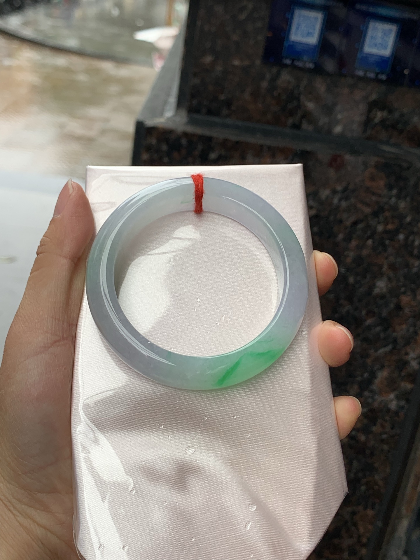 冰春彩正圈，53.5-13.2-9，0423-N517，打灯纹裂，不扣，底妆水润，淡淡粉底色飘阳绿花，气质温婉而迷人。