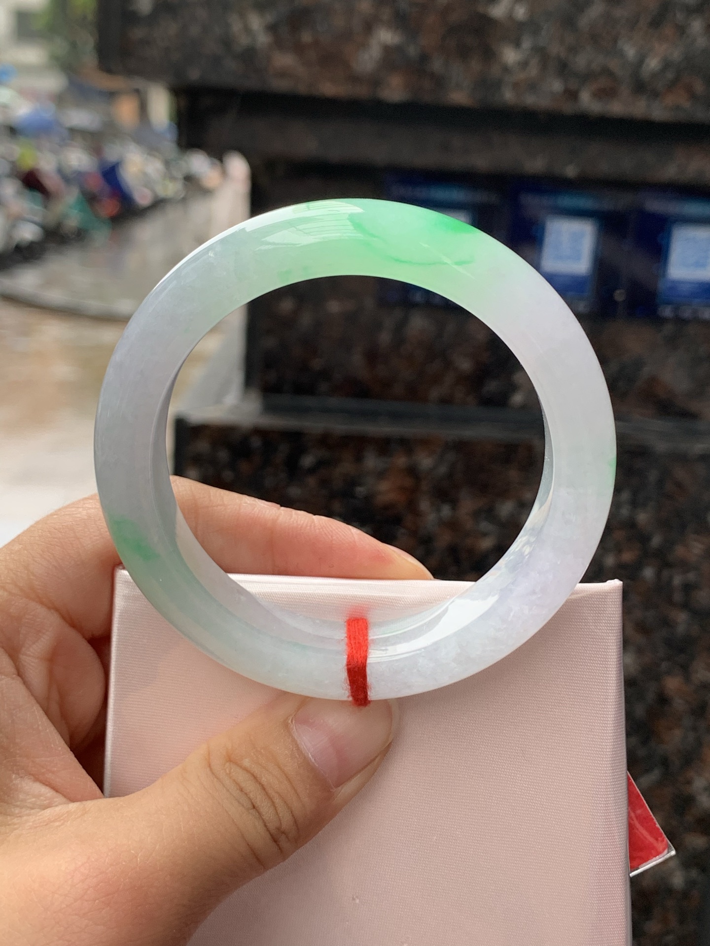 冰春彩正圈，53.5-13.2-9，0423-N517，打灯纹裂，不扣，底妆水润，淡淡粉底色飘阳绿花，气质温婉而迷人。