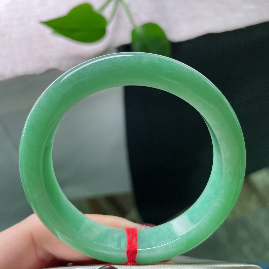 53.6/12.1/8.4，苹果绿正圈，青翠夺目，细润，腕泊青山，袖笼翠色。皮纹，ss52967a