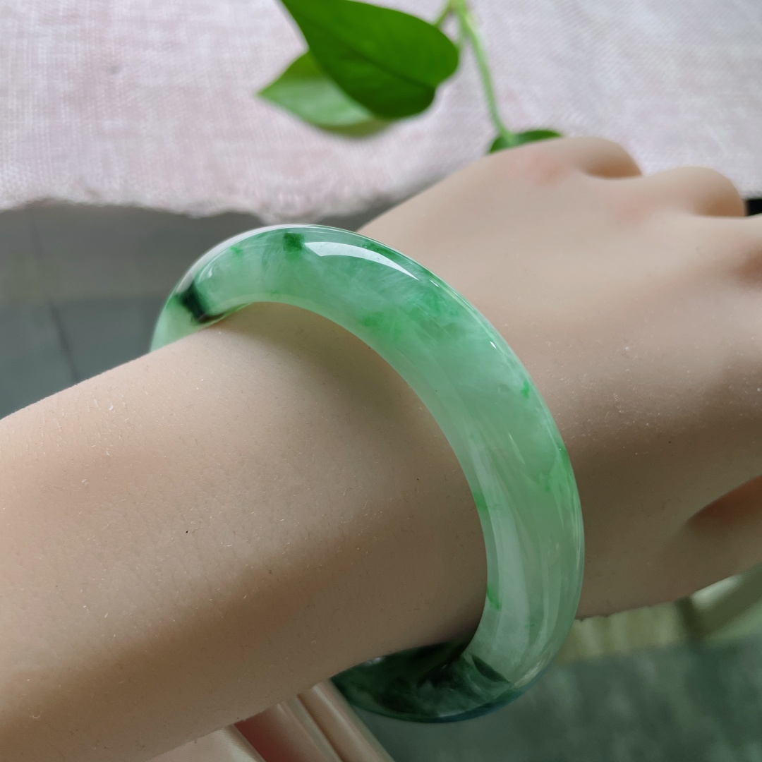 57.8/12.5/9.2飘绿正圈，青绿之间，藏着唐宋的风，与未说尽的语言。有棉线，ss51392a