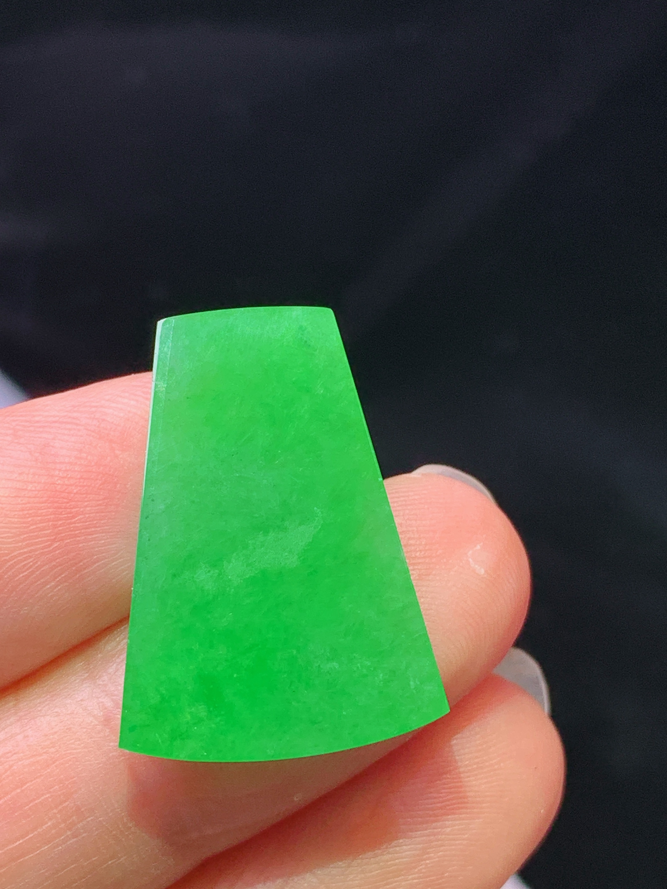 镶嵌款 阳绿无事牌吊坠 玉质细腻 色泽艳丽清新 水润亮眼 整体尺寸23*16.8*2.8m2