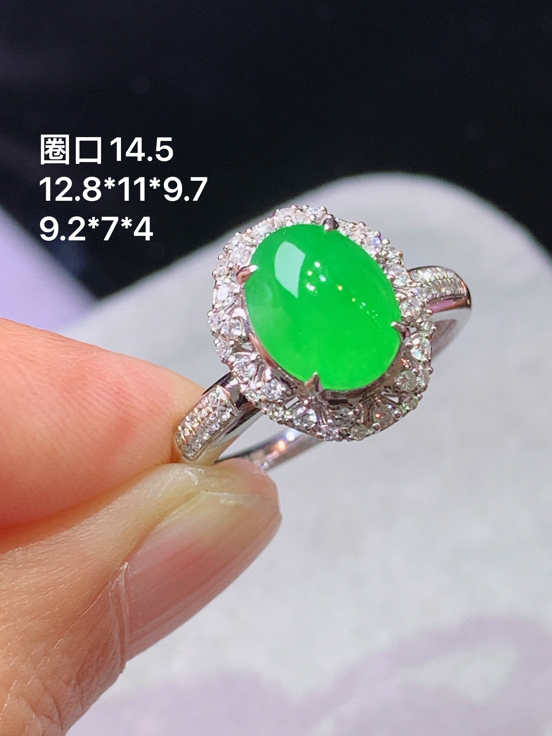 18k金钻镶嵌冰阳绿蛋面戒指 玉质细腻 色泽艳丽清新 水润亮眼 圈口14 整体尺寸12.8*11*9.7L2