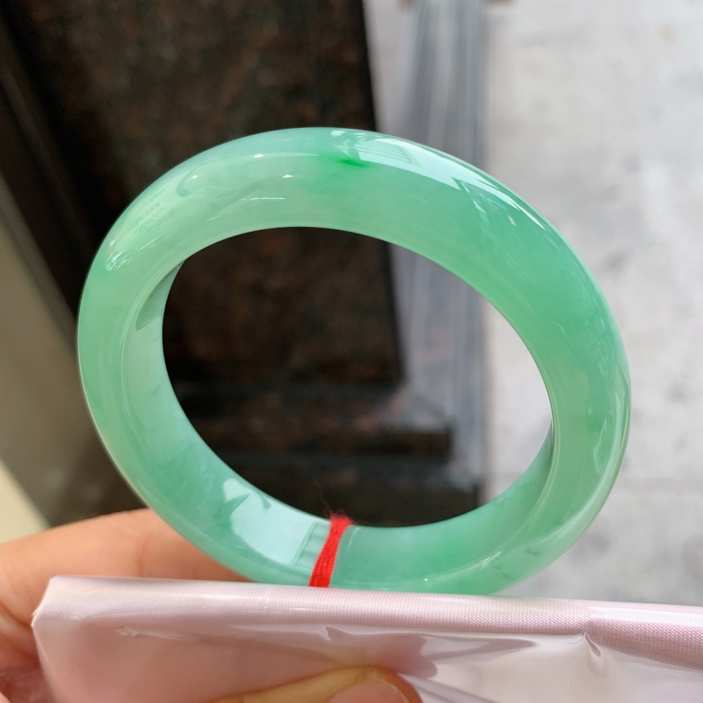 正圈飘绿，无裂，尺寸：54.5/13/9，细腻