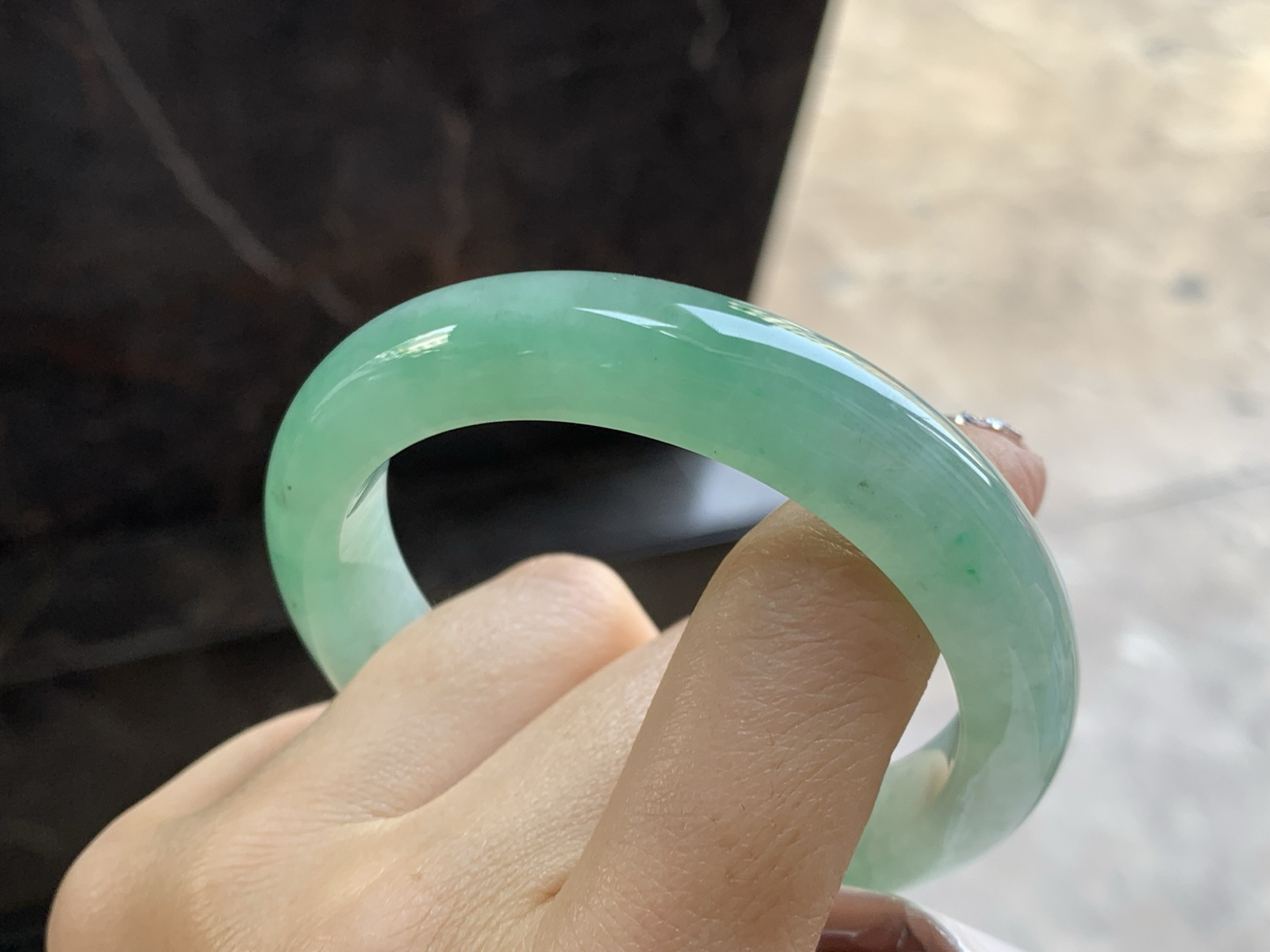 54-11.7-8.6

糯冰种带色手镯^_^有种有色～上手漂亮