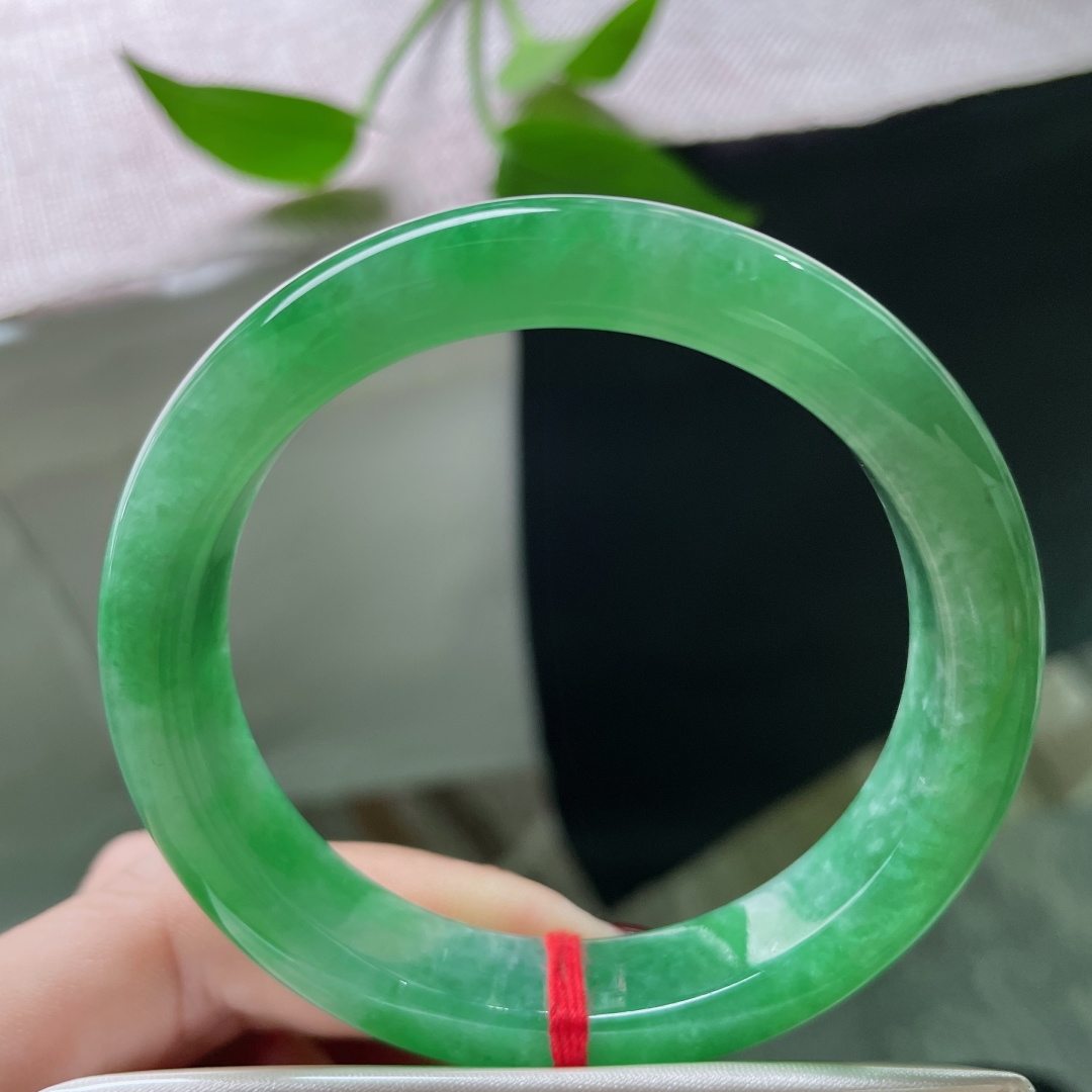 55/11.6/8.4绿底正圈，水头好，一镯碧色，清透入心。经典传承之美，无裂，ss51696a