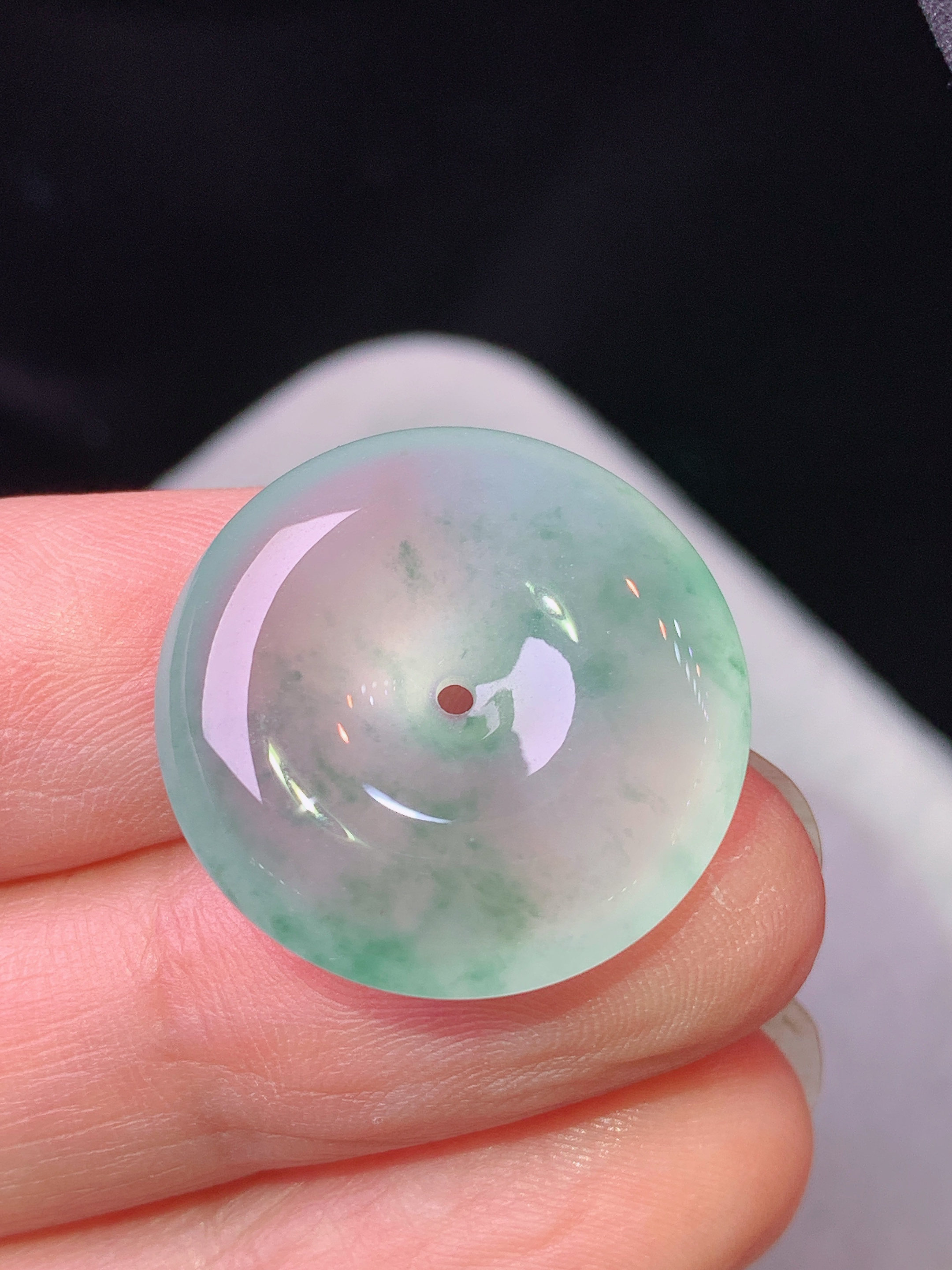 冰飘绿花平安扣吊坠 玉质细腻 色泽艳丽清新 水润亮眼 整体尺寸21.6*5.6x1