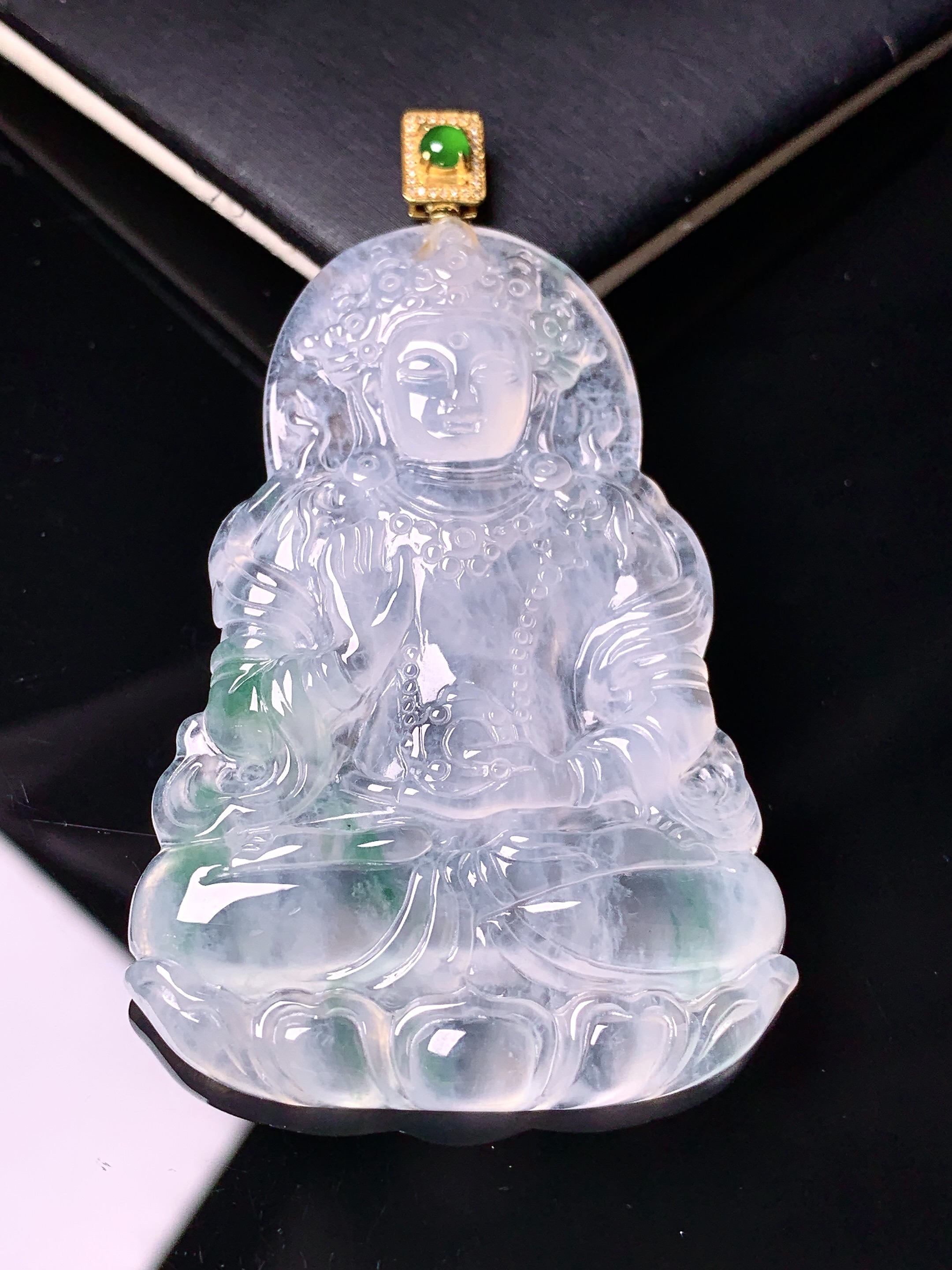 18k金钻镶嵌冰种飘绿观音吊坠 玉质细腻 色泽艳丽清新 水润亮眼 整体尺寸65*38*5.5h3