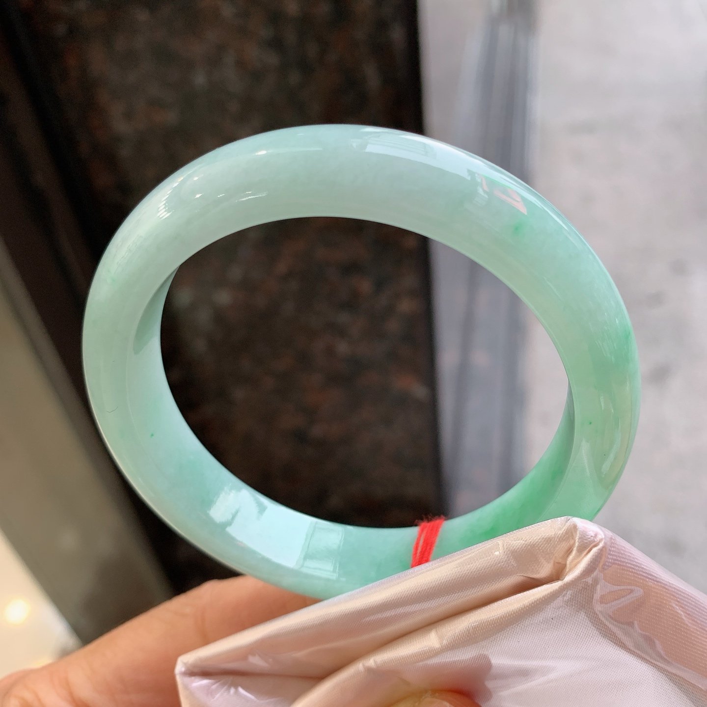 正圈飘绿，无裂，尺寸：59.5/12.6/8.6，大圈口