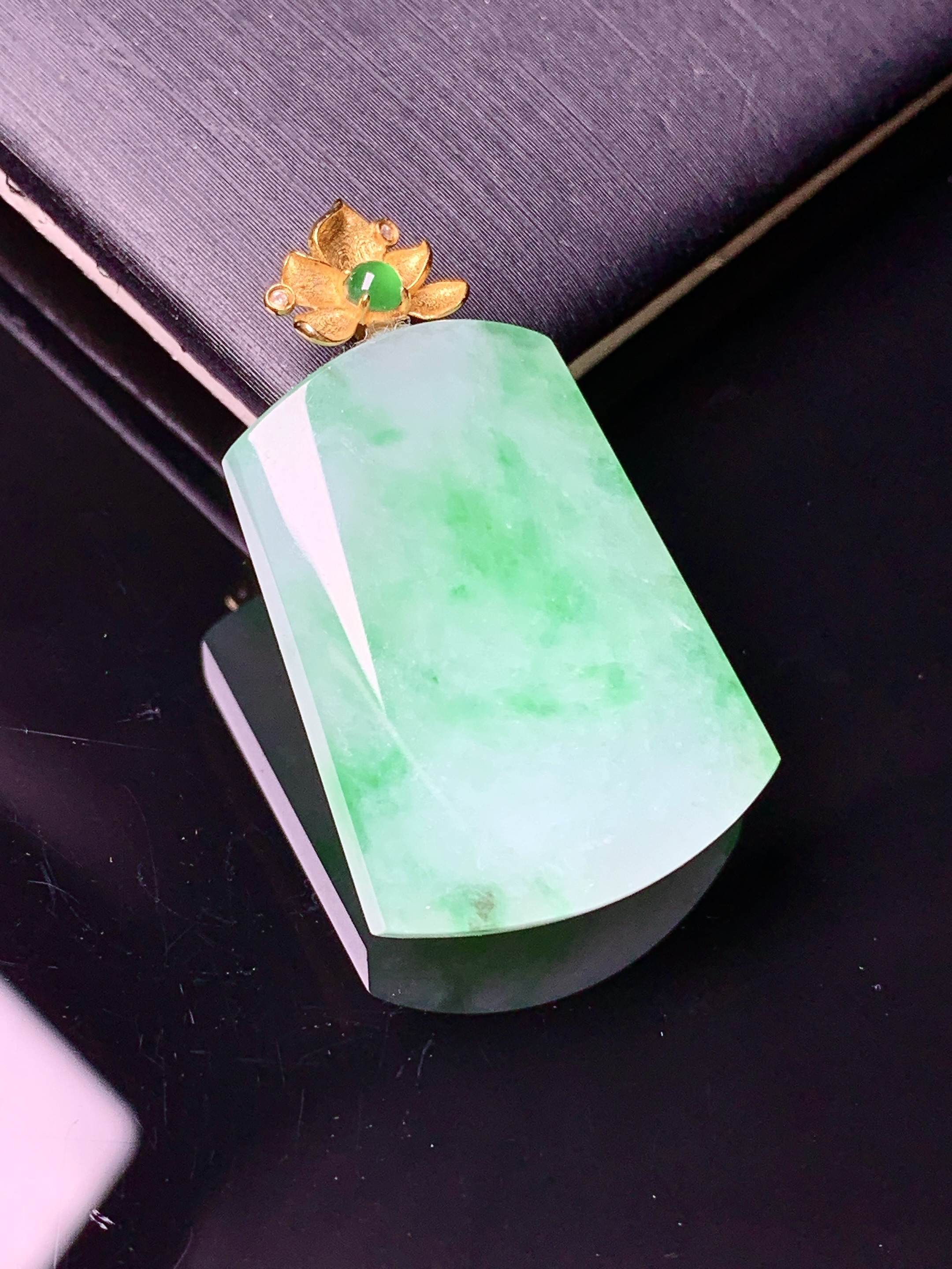 18k金镶嵌飘绿素牌吊坠 玉质细腻 色泽艳丽清新 水润亮眼 整体尺寸30.9*18.3*5.5e1