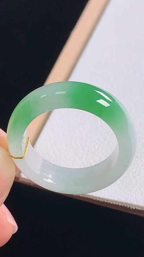 冰飘绿指环，无裂，尺寸:圈口17/18.3-6.2-3.1mm