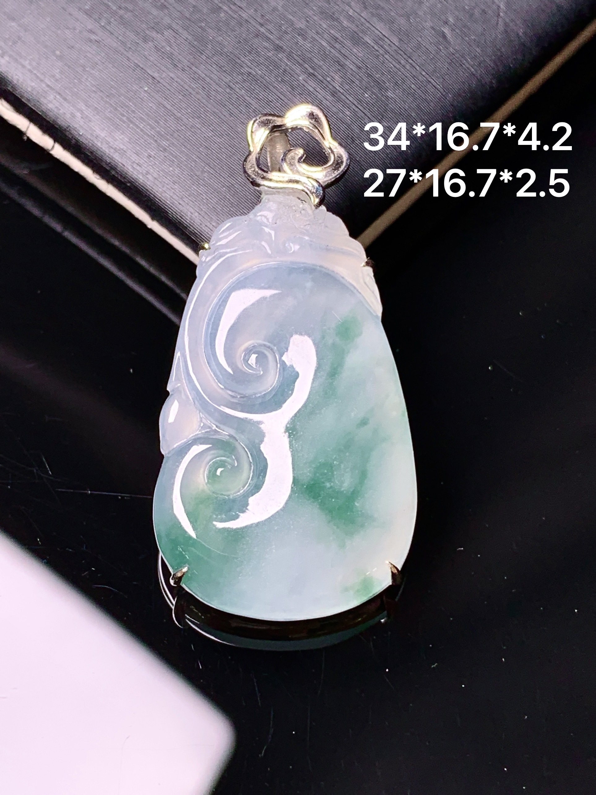 18k金镶嵌冰种飘绿如意吊坠 玉质细腻 色泽艳丽清新 水润亮眼 整体尺寸34*16.7*4.2h3