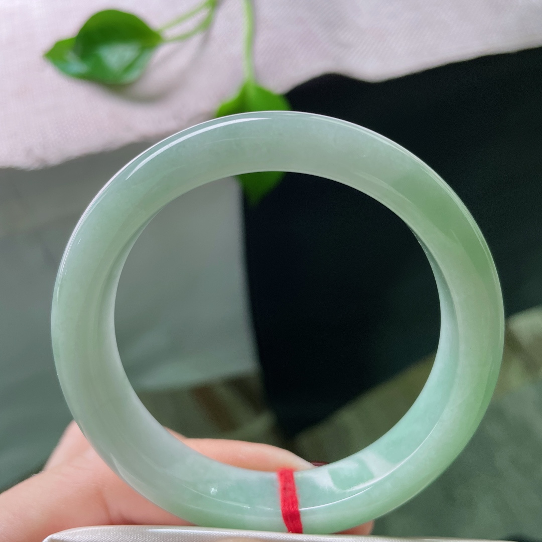 55/12.1/8.1绿底正圈，水润细腻，清雅，温柔大方，无裂，ss51934a