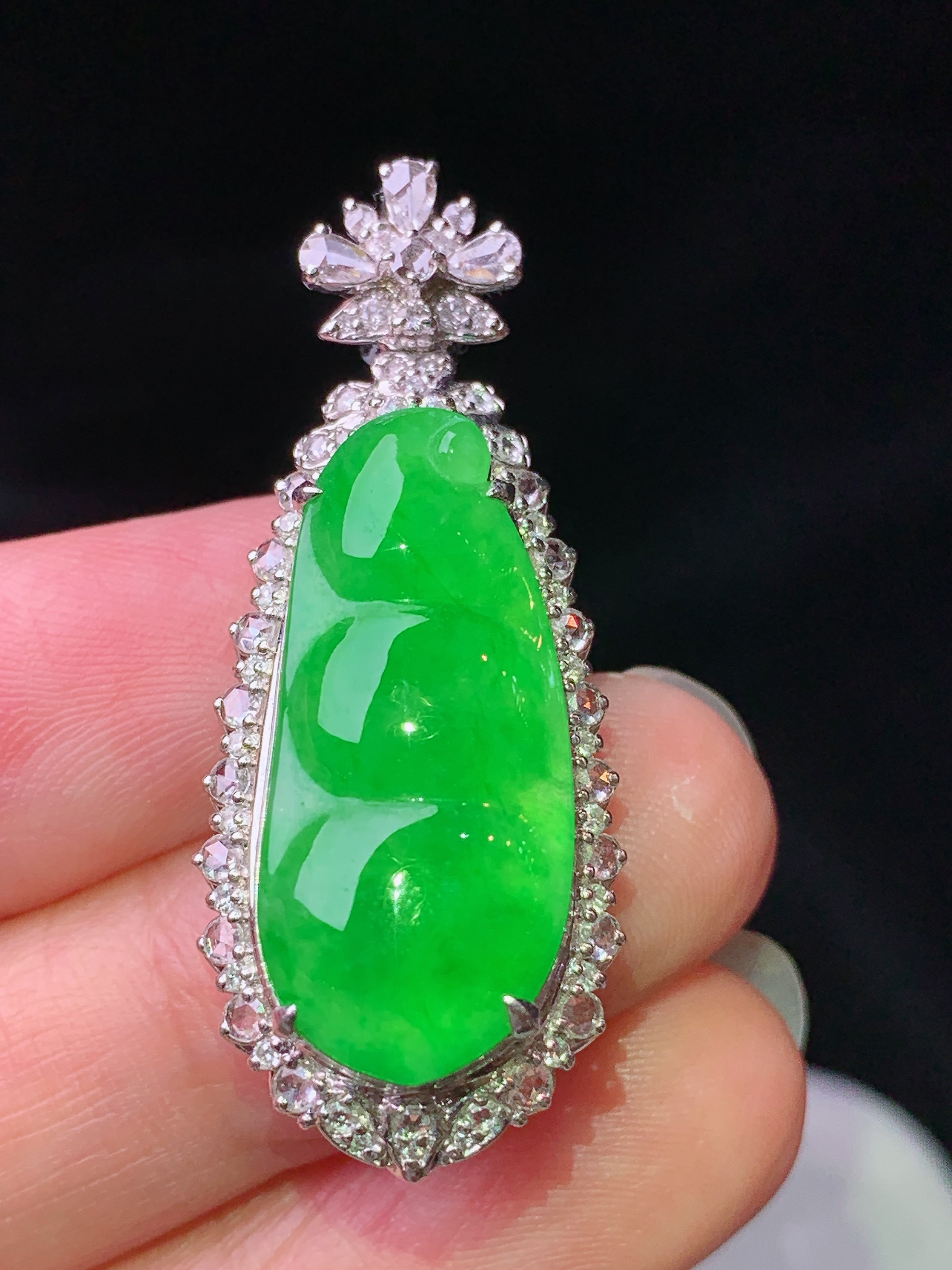 18k金钻镶嵌冰阳绿四季豆吊坠 玉质细腻 色泽艳丽清新 水润亮眼 整体尺寸38.5*15.5*10.5h2