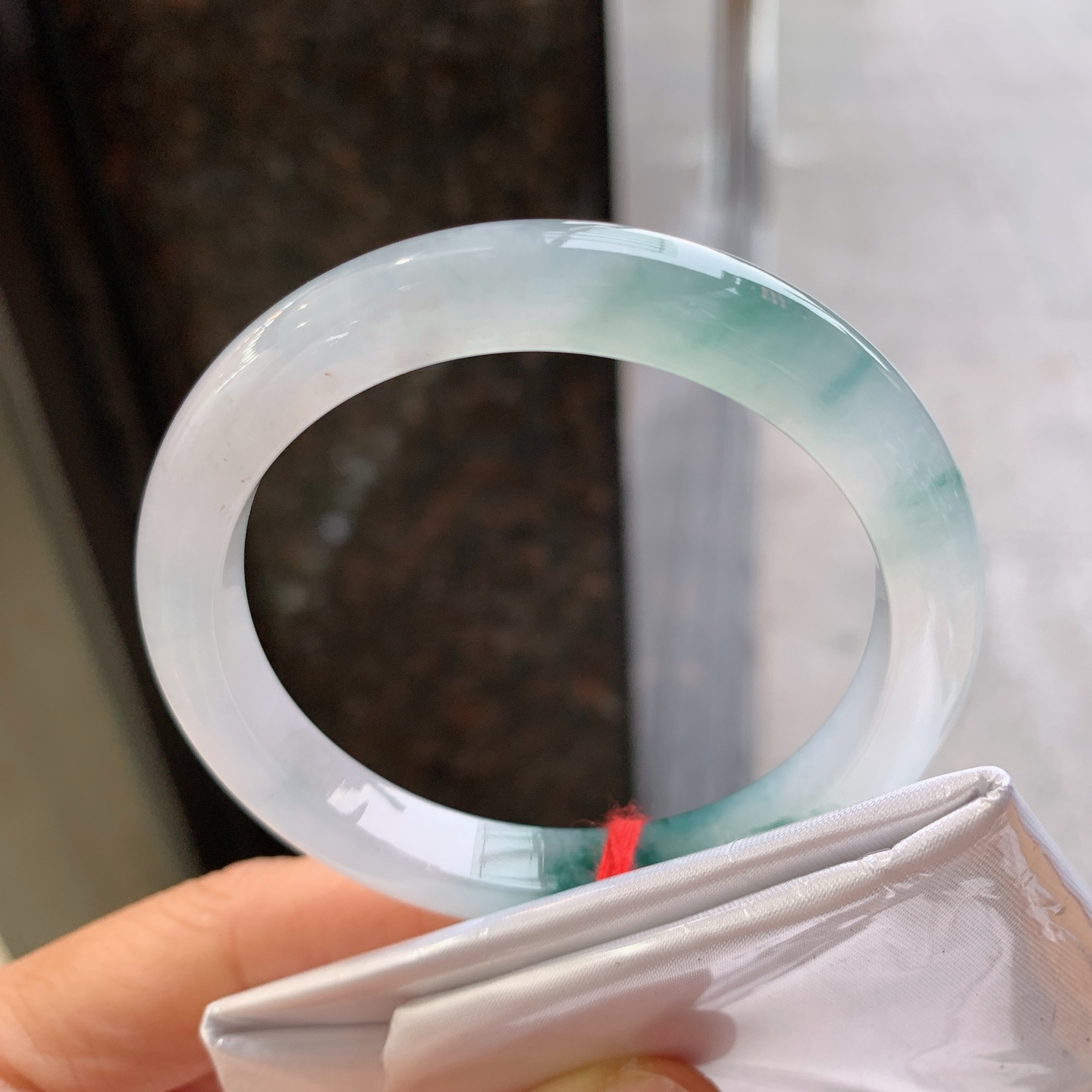 正圈冰种飘花，无裂，尺寸：52.3/8.8/7.8，冰润