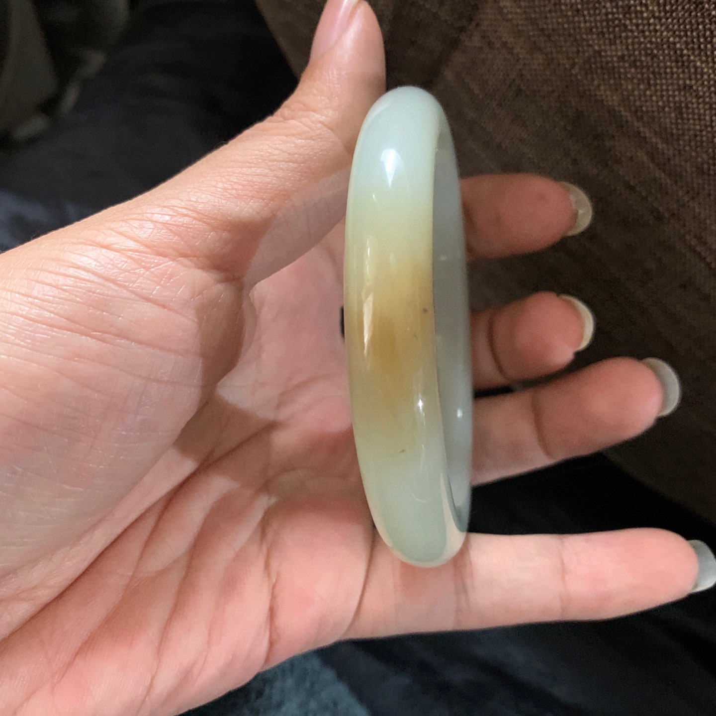 59圈口和田玉且末糖料宽版手镯，和田玉59圈口手镯，镯型古朴典雅。在诗情画意的雨巷相遇，你是我腕间的