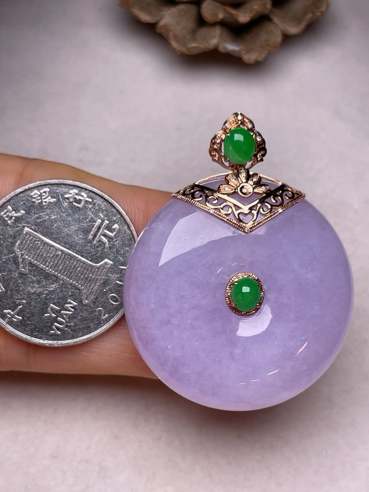 冰糯种紫罗兰平安扣吊坠，真金真钻镶嵌，种水好，玉质细腻 .裸石尺寸 33.8*12.5