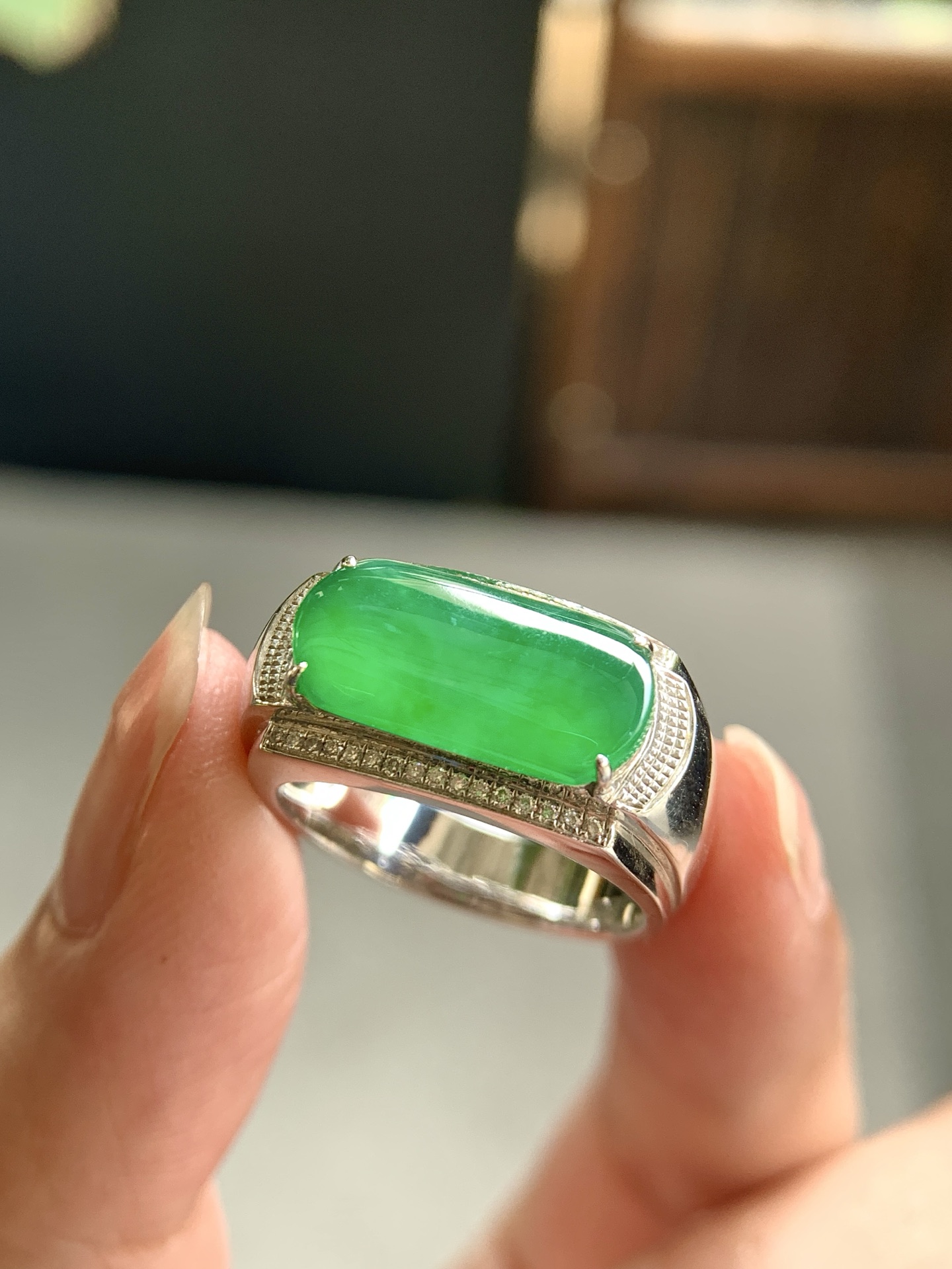 ️ 18k金镶嵌绿马鞍戒指，造型大气简约，莹润光泽尺寸20.6/10.6/5.7，裸石尺寸16.7