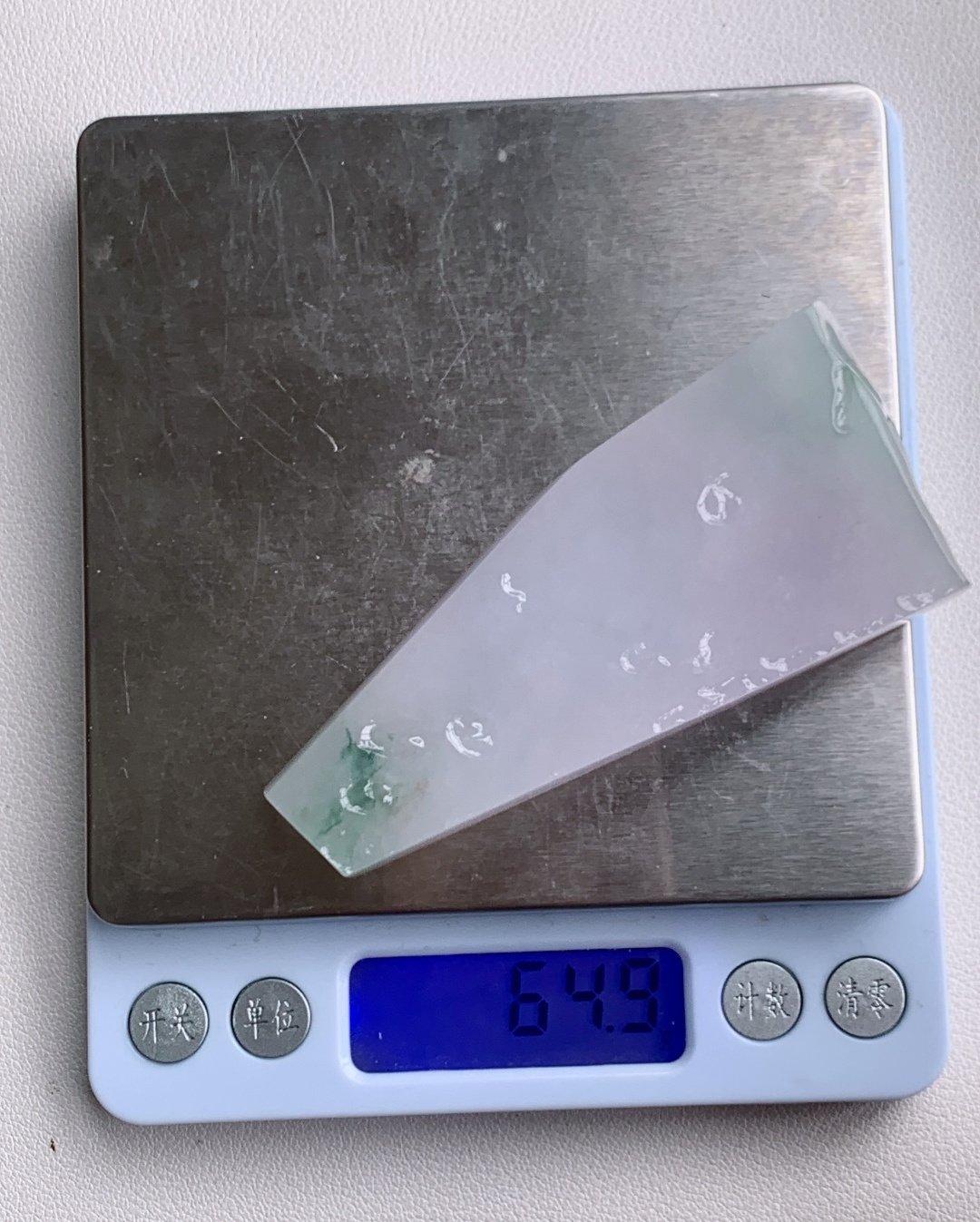 ️冰飘花/牌子料/片料/板料/特色料，可做牌子、人物、山水、动物、花件……等推荐参考，87.9/37.8/8，64.9克，冰骨含春，云栖浅黛。此冰飘花料如一缕浸在晨雾里的烟霞，冰种底质澄澈如练，淡紫底色晕染着春日的柔，飘花似远山含黛，自带朦胧清雅的禅意。它以随形的姿态诠释着“无规无矩，自在天成”的意趣，每一缕色泽与纹理，都是自然写就的留白，静待匠心点化，便成一方藏纳清宁气韵的山水小境。
