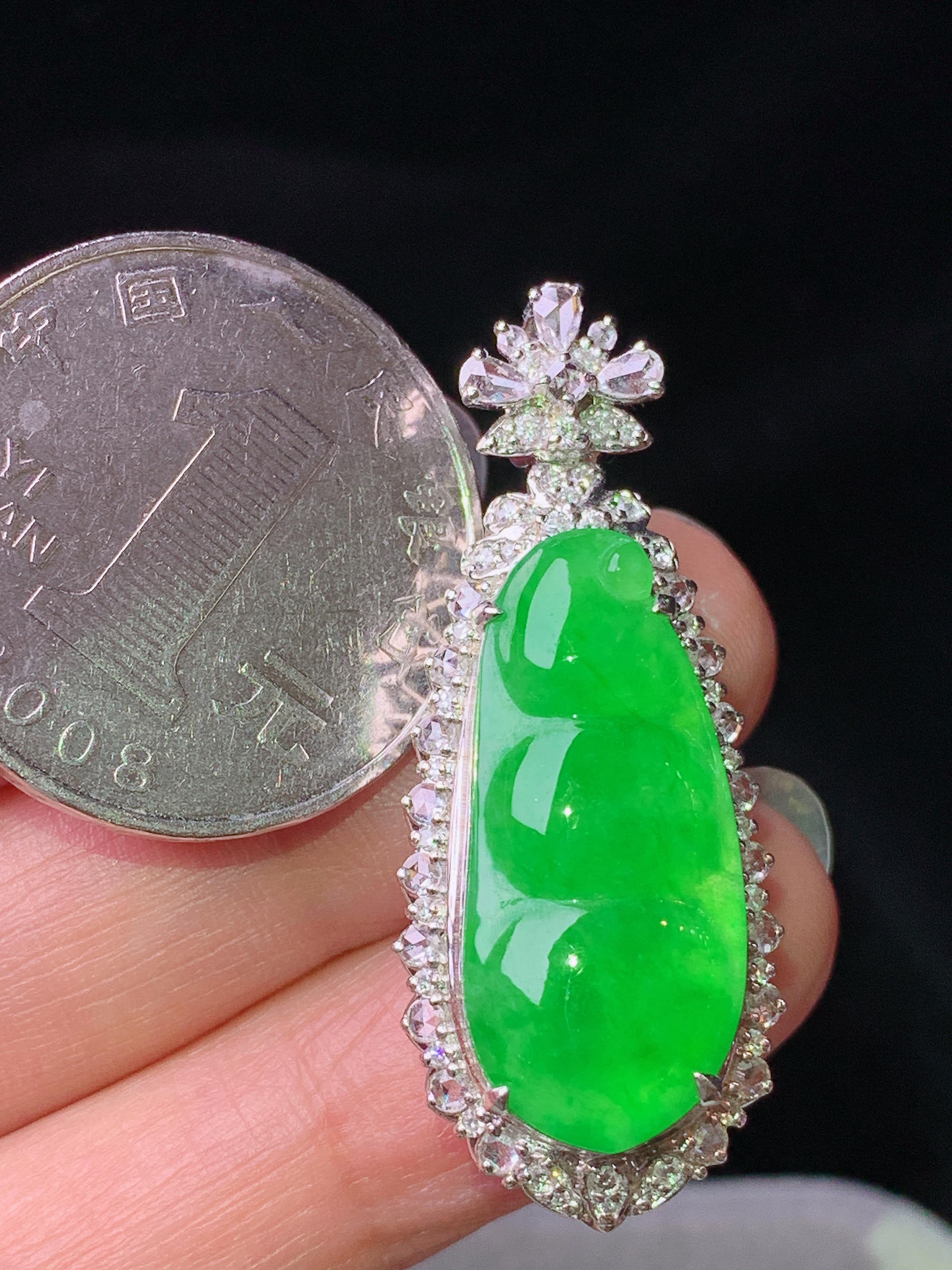 18k金钻镶嵌冰阳绿四季豆吊坠 玉质细腻 色泽艳丽清新 水润亮眼 整体尺寸38.5*15.5*10.5h2