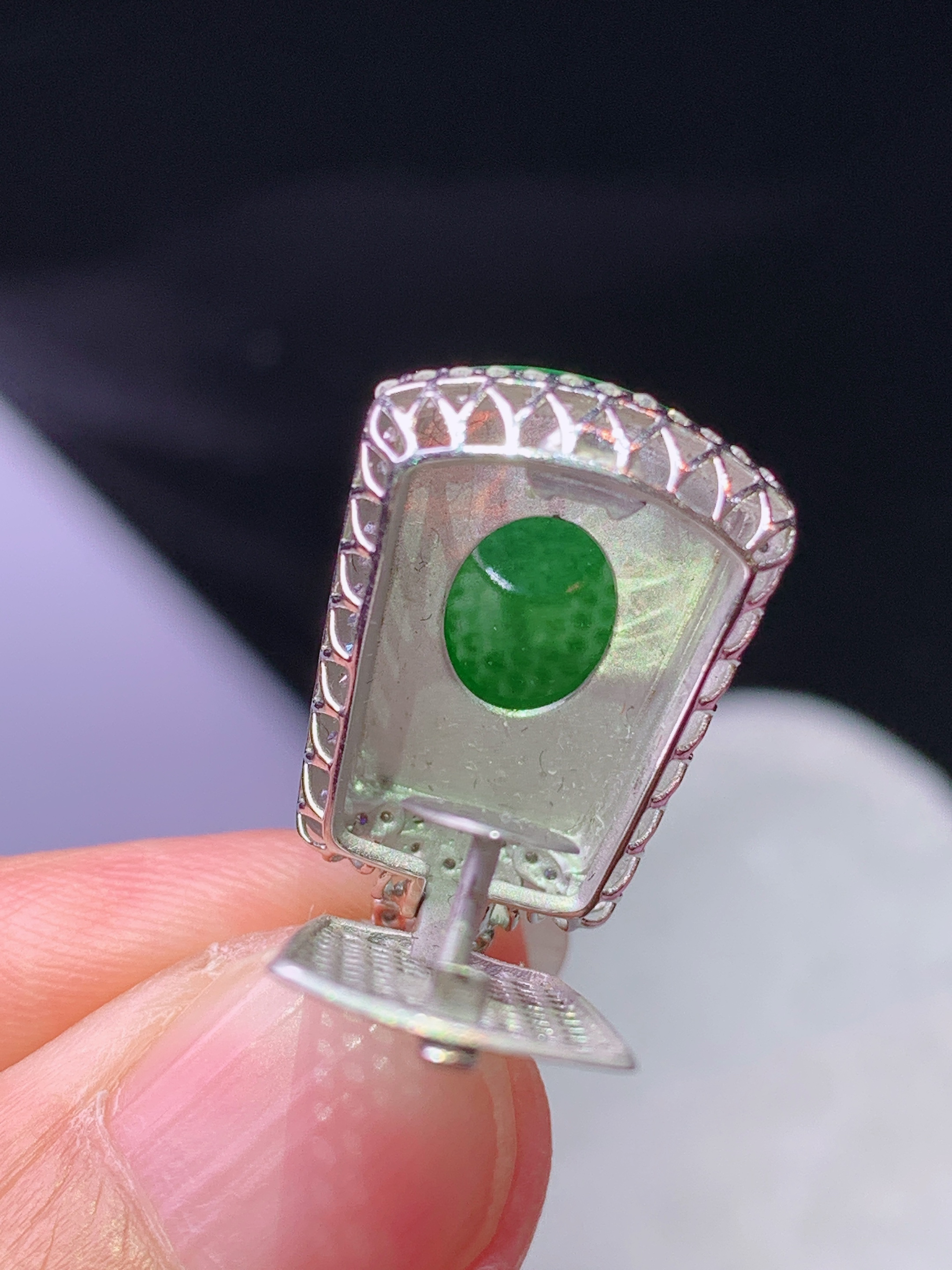 18k金钻镶嵌满绿无事牌吊坠 玉质细腻 色泽艳丽清新 水润亮眼 整体尺寸25.7*13.5*7.6g2