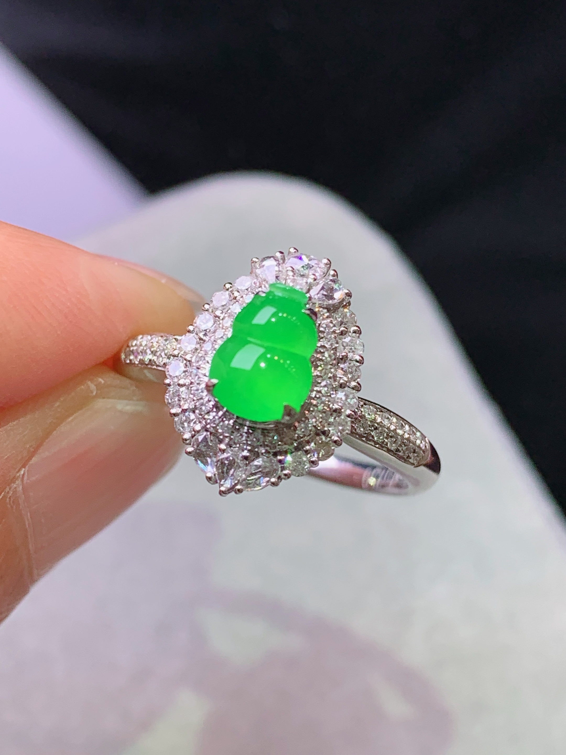 18k金钻镶嵌冰阳绿葫芦戒指 玉质细腻 色泽艳丽清新 水润亮眼 圈口13 整体尺寸13.2*10*9h1