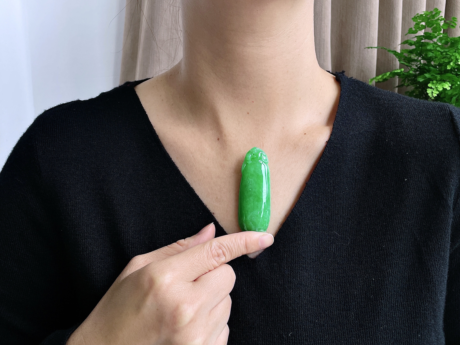 【裸石】冰阳绿福瓜大福瓜吊坠
【说明】缅料 完美 性价比高  
【尺寸】63.8-23.6-11.5
【重量】31.7克