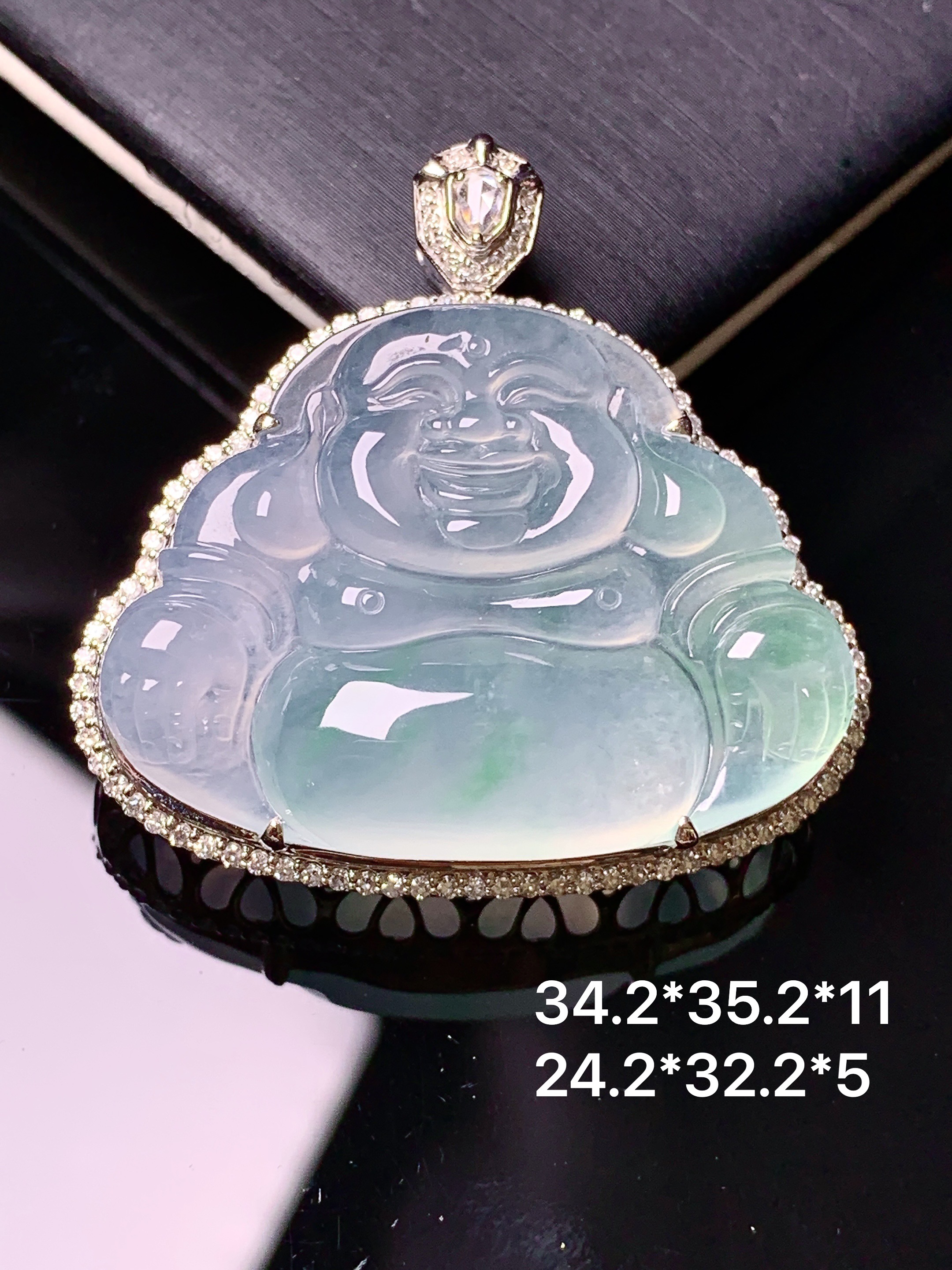 18k金钻镶嵌冰种飘绿佛公吊坠 玉质细腻 色泽艳丽清新 水润亮眼 整体尺寸34.2*35.2*11g2