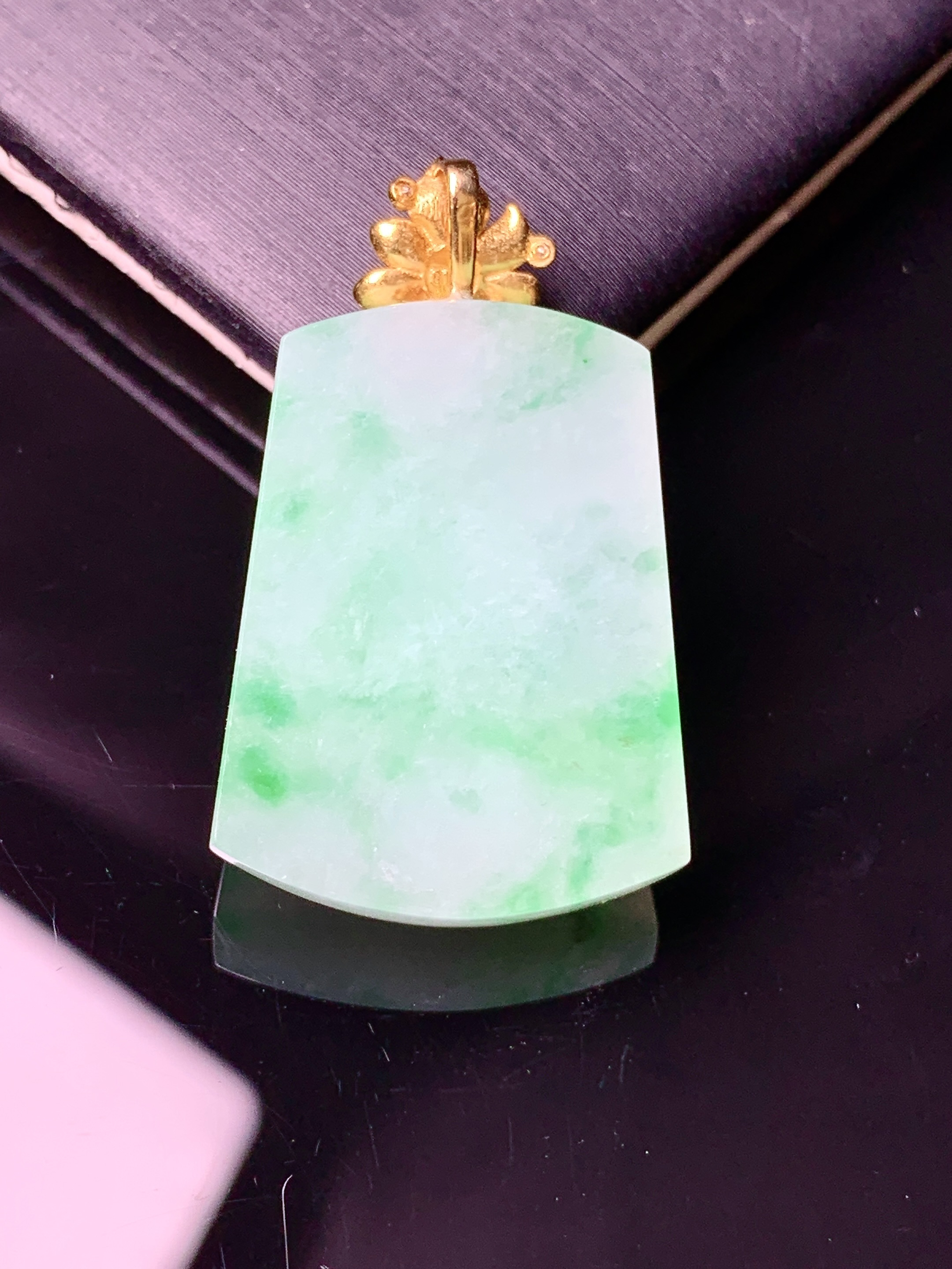 18k金镶嵌飘绿素牌吊坠 玉质细腻 色泽艳丽清新 水润亮眼 整体尺寸30.9*18.3*5.5e1