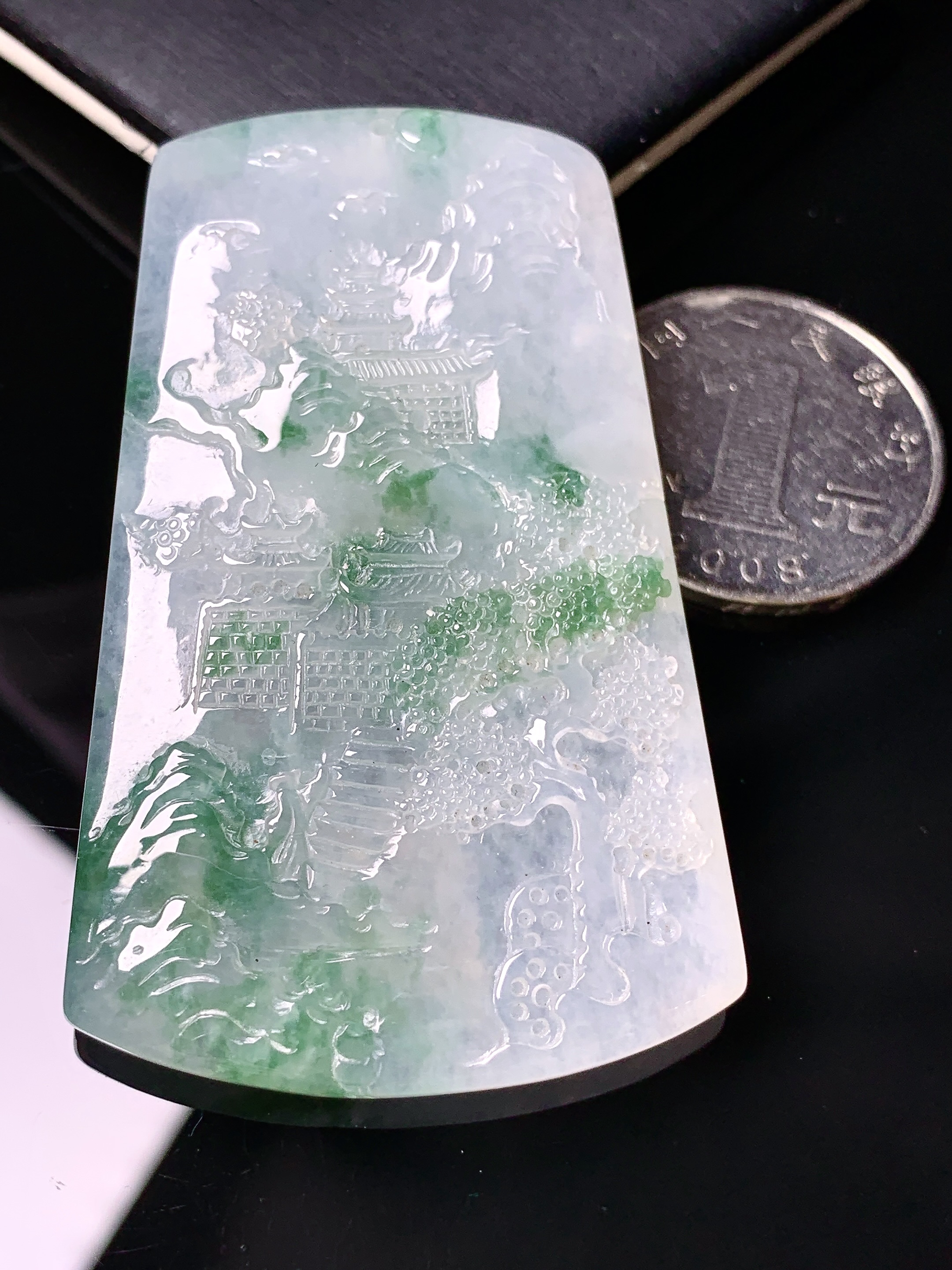 冰飘绿山水牌子吊坠 玉质细腻 色泽艳丽清新 水润亮眼 整体尺寸58.5*36.5*5.2h3