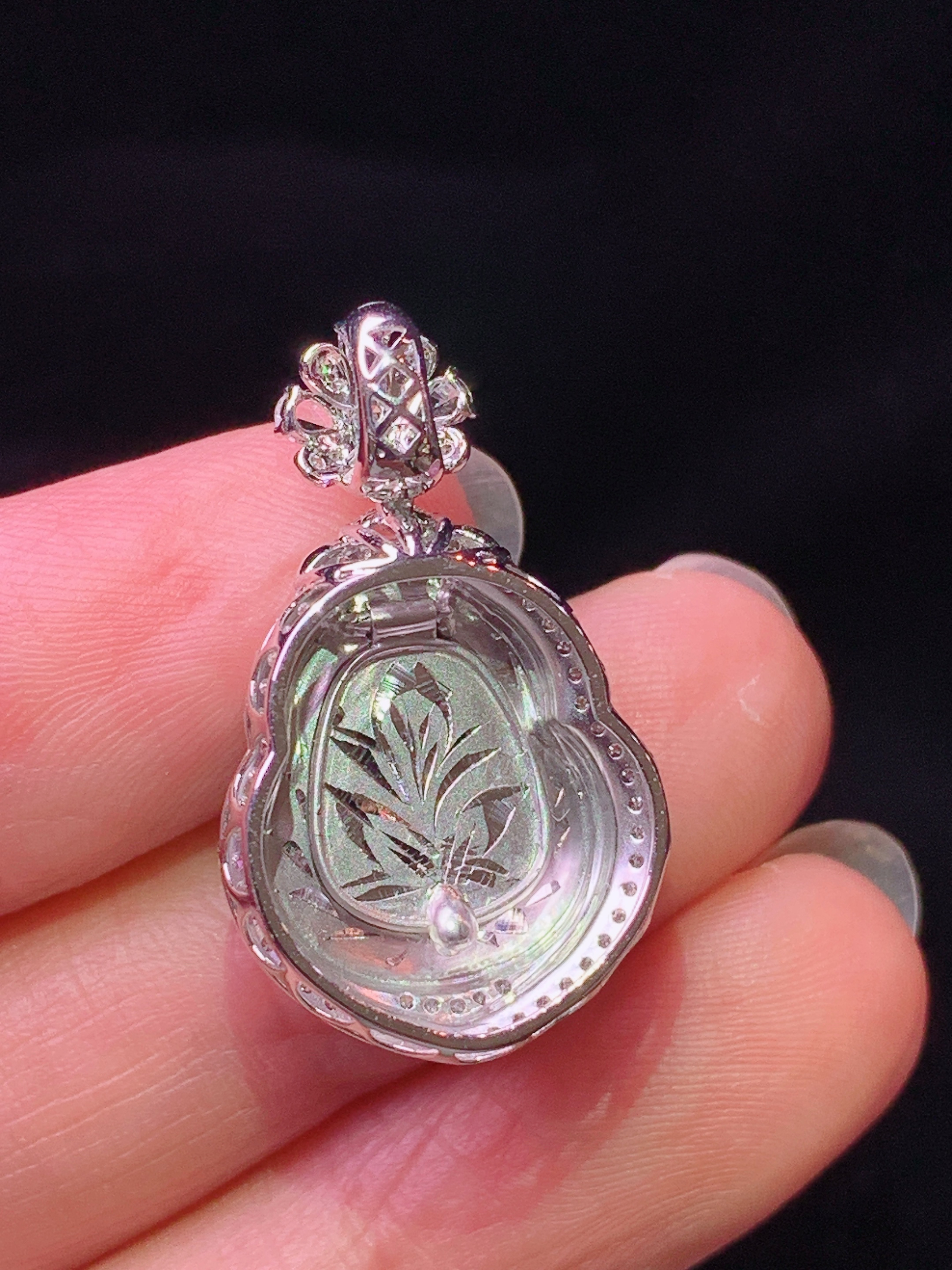 18k金钻镶嵌满绿葫芦吊坠 玉质细腻 色泽艳丽清新 水润亮眼 整体尺寸26.5*15.5*11h1