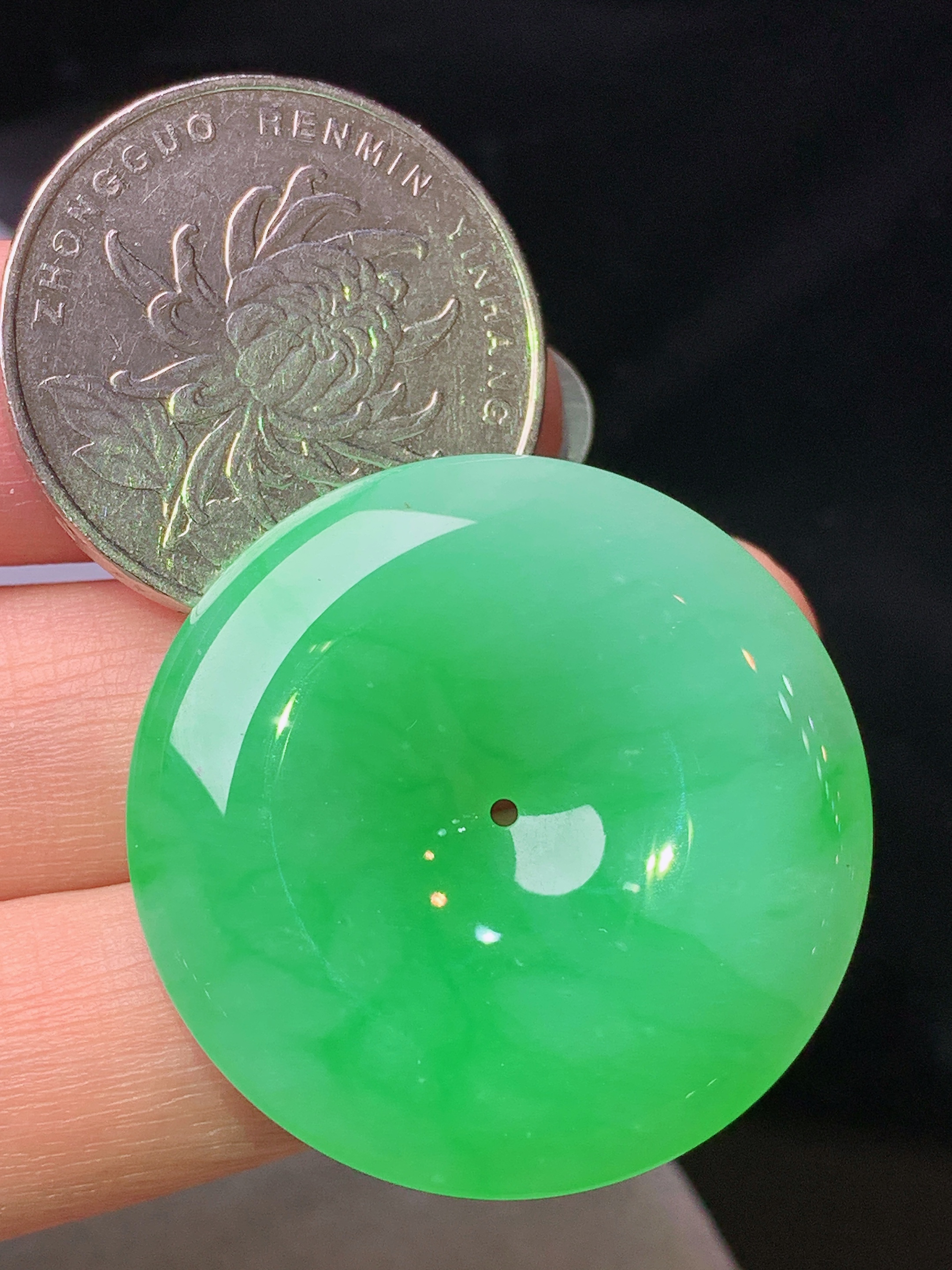 阳绿平安扣吊坠 玉质细腻 色泽艳丽清新 水润亮眼 整体尺寸31.6*6m2