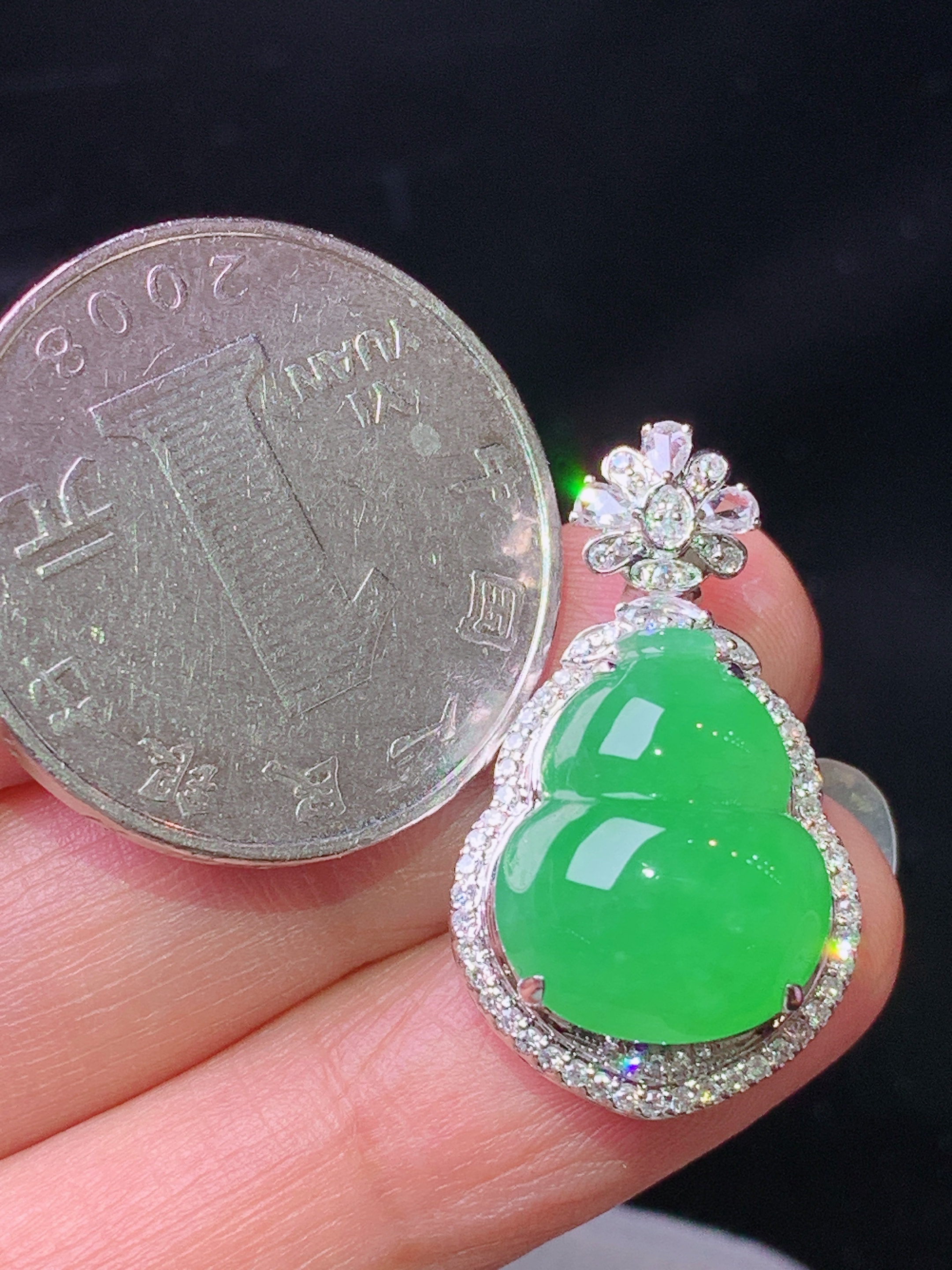 18k金钻镶嵌满绿葫芦吊坠 玉质细腻 色泽艳丽清新 水润亮眼 整体尺寸26.5*15.5*11h1