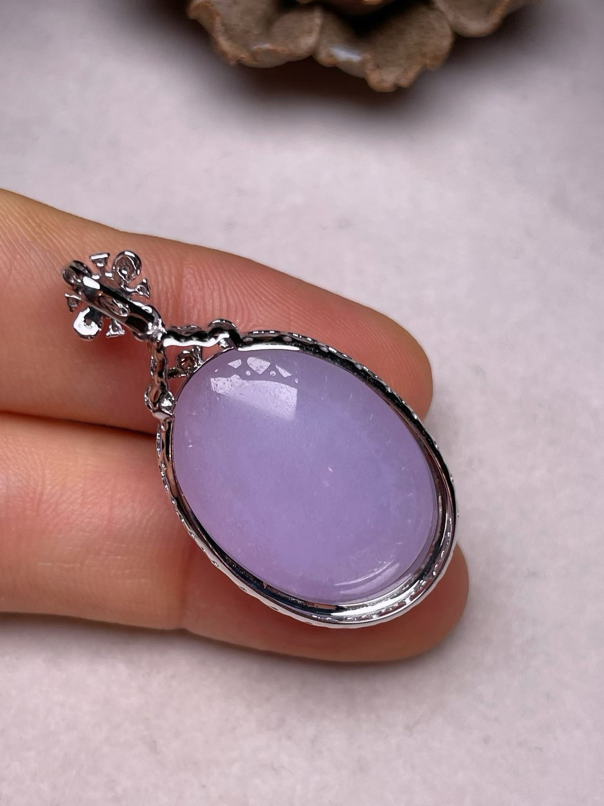冰糯种紫罗兰鸽子蛋吊坠，真金真钻镶嵌，种水好，玉质细腻 .裸石尺寸 22.5*16.2