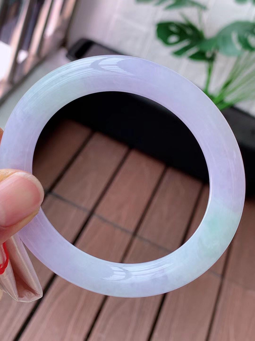 【翡翠名称】老种冰春带彩55圈口圆条手镯
【翡翠尺寸】55/10/9.8mm适合55-57正圈口佩戴
【翡翠描述】宝贝种老水足，玉质细腻，色泽靓丽，性价比高，佩戴效果好！
【其它赠送】权威证书/精美挂绳盒子/支持全国复检