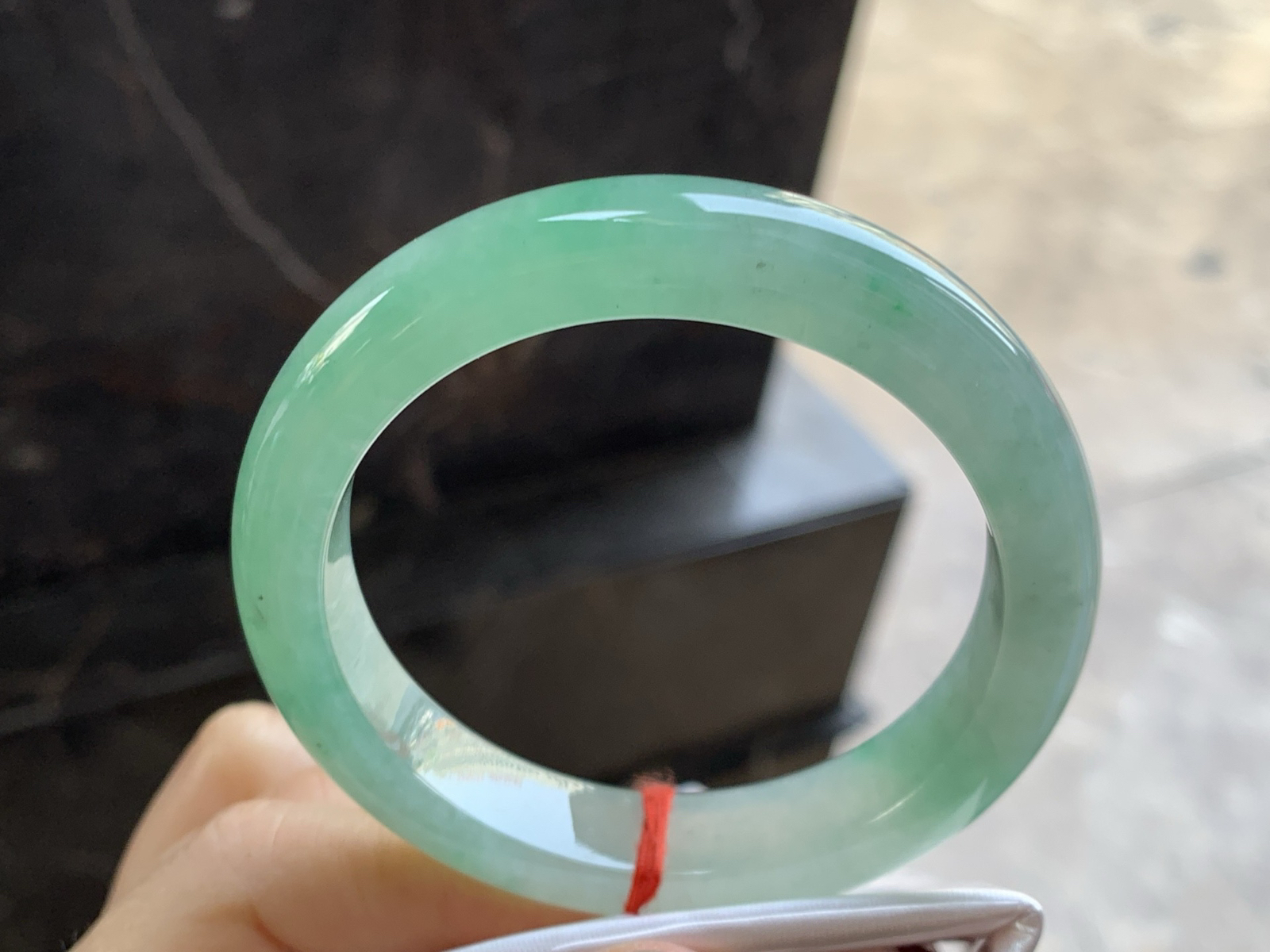 54-11.7-8.6

糯冰种带色手镯^_^有种有色～上手漂亮