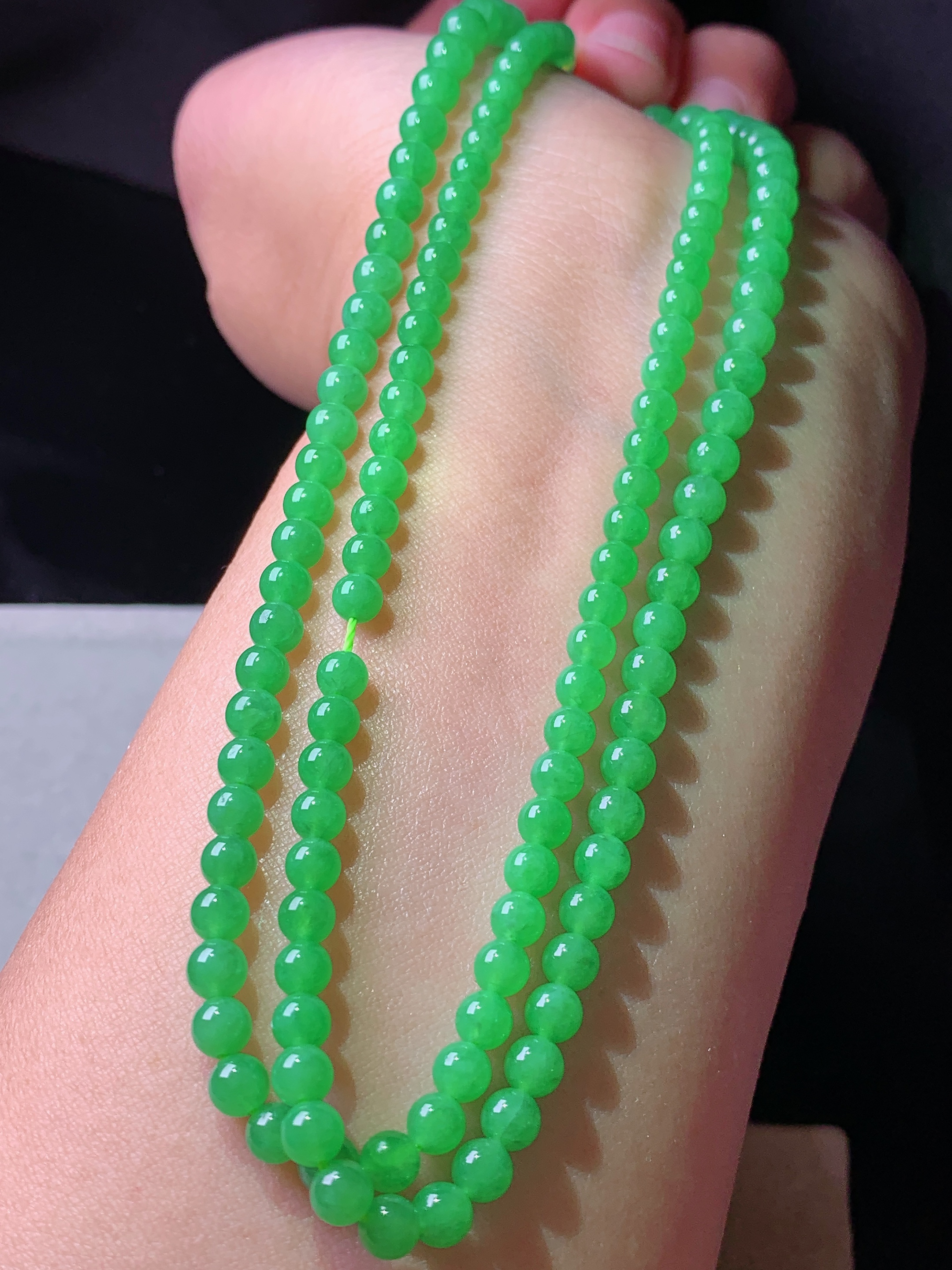 满绿圆珠项链 玉质细腻 色泽艳丽清新 水润亮眼 整体尺寸5h3