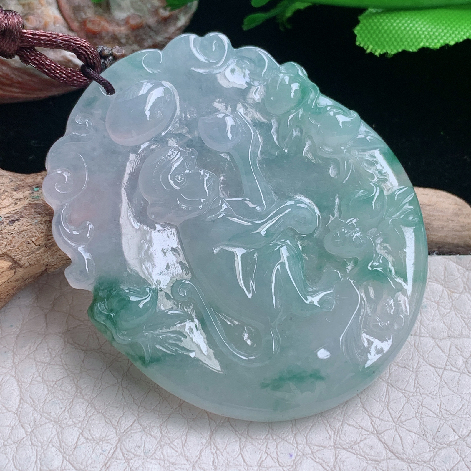 bg实拍51*43.5*5.5缅甸翡翠精雕冰飘花灵猴抱寿桃 生肖猴玉吊坠 玉挂件