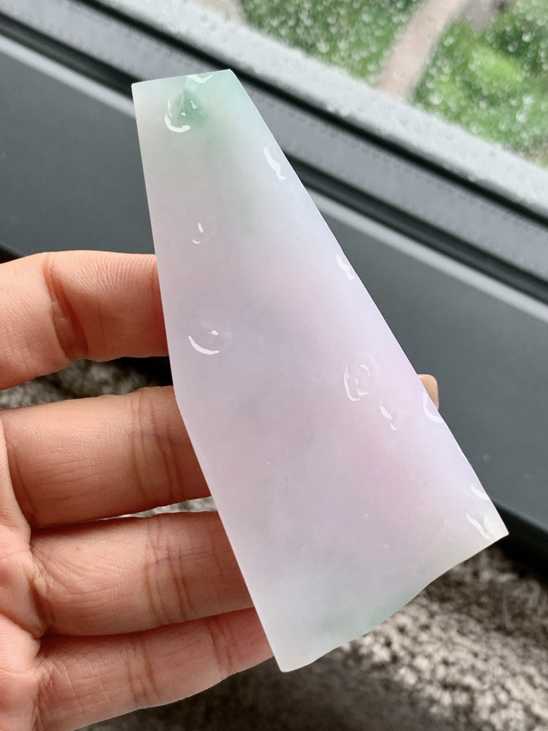 ️冰飘花/牌子料/片料/板料/特色料，可做牌子、人物、山水、动物、花件……等推荐参考，87.9/37.8/8，64.9克，冰骨含春，云栖浅黛。此冰飘花料如一缕浸在晨雾里的烟霞，冰种底质澄澈如练，淡紫底色晕染着春日的柔，飘花似远山含黛，自带朦胧清雅的禅意。它以随形的姿态诠释着“无规无矩，自在天成”的意趣，每一缕色泽与纹理，都是自然写就的留白，静待匠心点化，便成一方藏纳清宁气韵的山水小境。