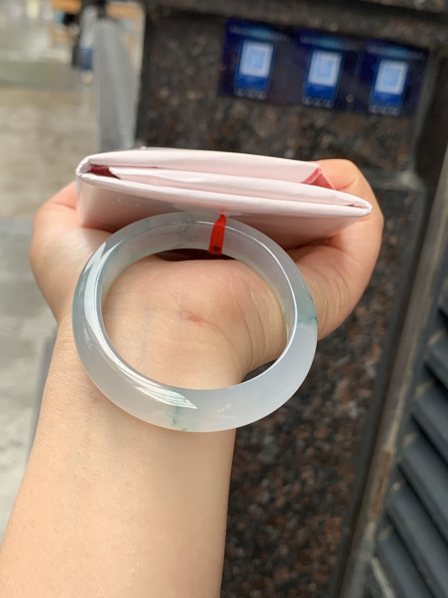 冰飘花贵妃，54.2-47.5-10.2-7，0424-N525，底妆冰透，胶润细腻，蓝花灵动飘逸，勾勒出一幅唯美诗意的山水意境画，古典优雅又秀气，无裂