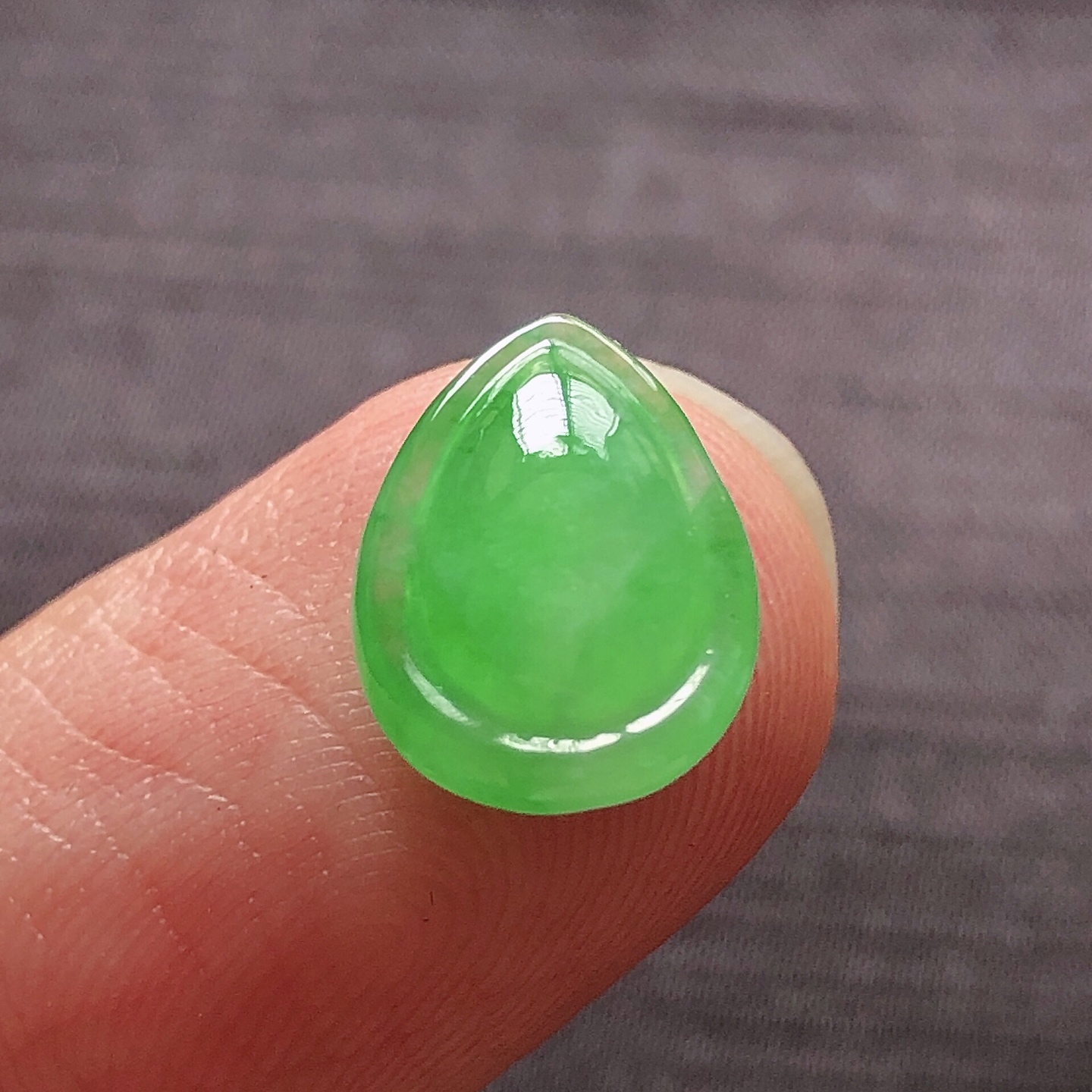 ️ 冰种阳绿水滴，色泽艳阳，通透水润，玉质细腻，夺目迷人，镶嵌效果，品相，无裂，尺寸12.8*9.