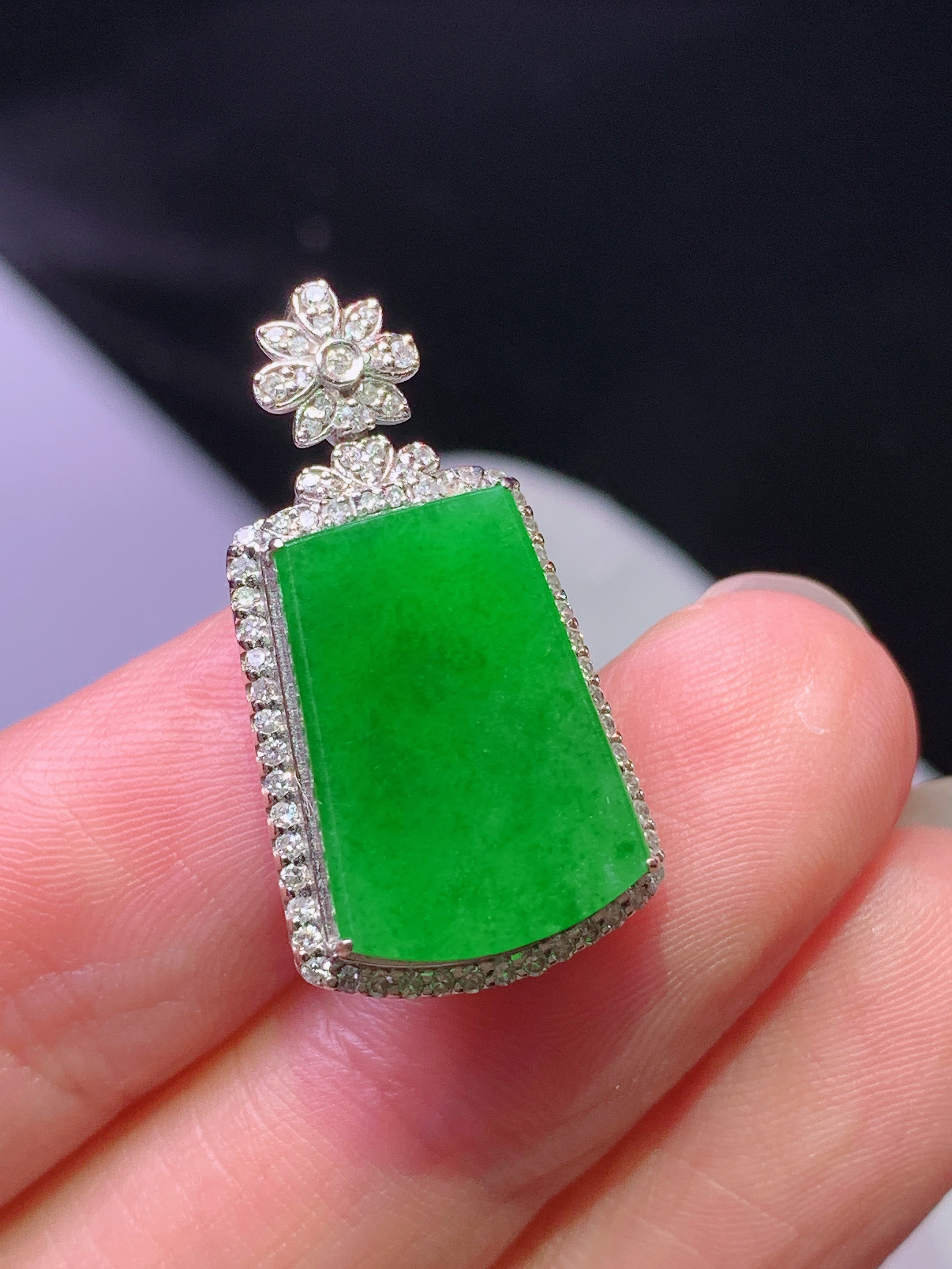 18k金钻镶嵌满绿无事牌吊坠 玉质细腻 色泽艳丽清新 水润亮眼 整体尺寸25.7*13.5*7.6g