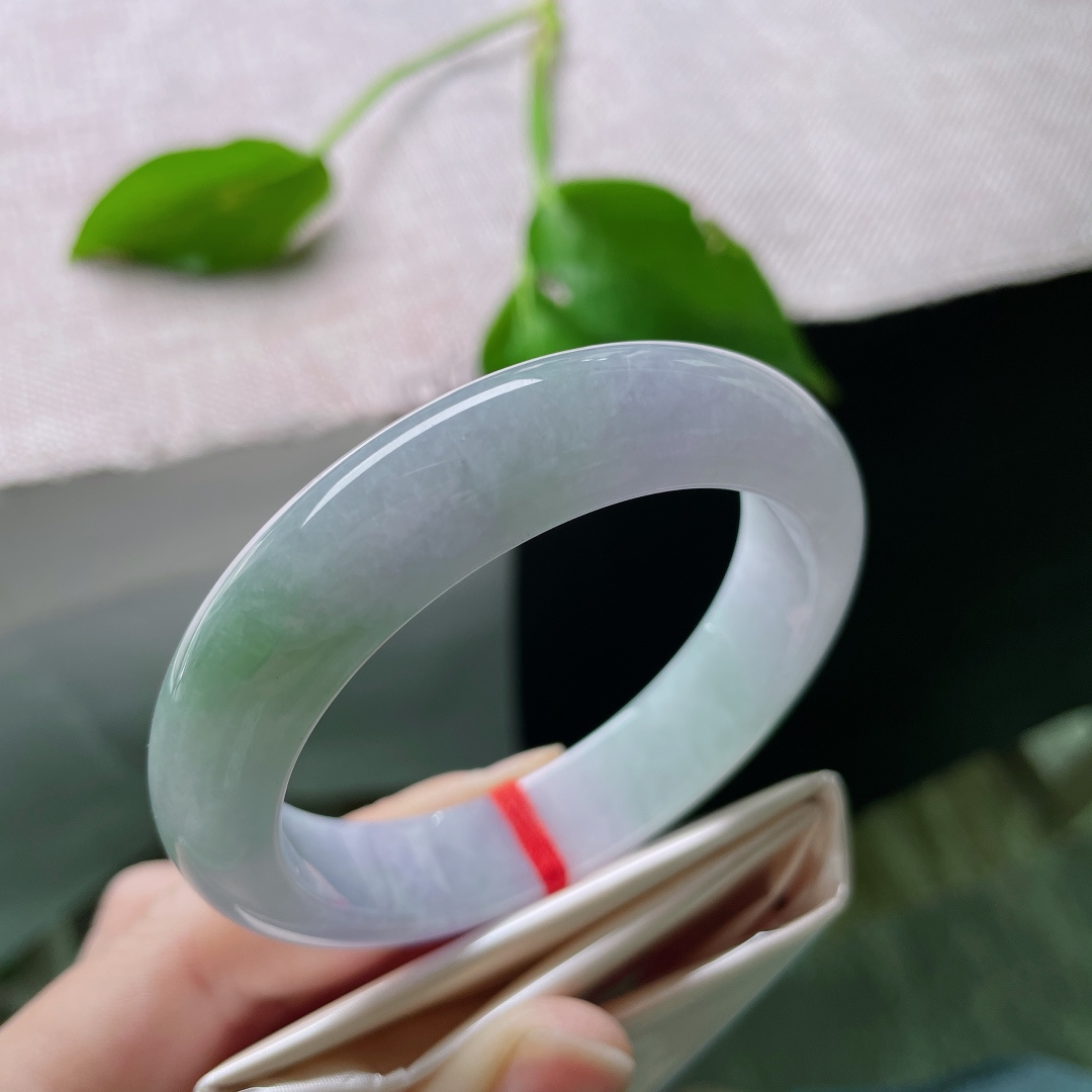 54/12.9/8.2，春带彩正圈，水润，紫为云，绿为芽，一镯藏尽人间春色。一点皮纹不显，ss51947a