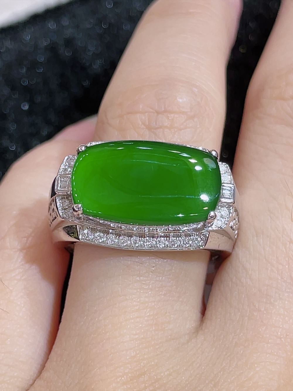 ️冰绿大马鞍戒指，无裂，18k金镶嵌，种水，重金镶嵌，南非钻镶，厚装饱满，高端大气，性比高，18圈