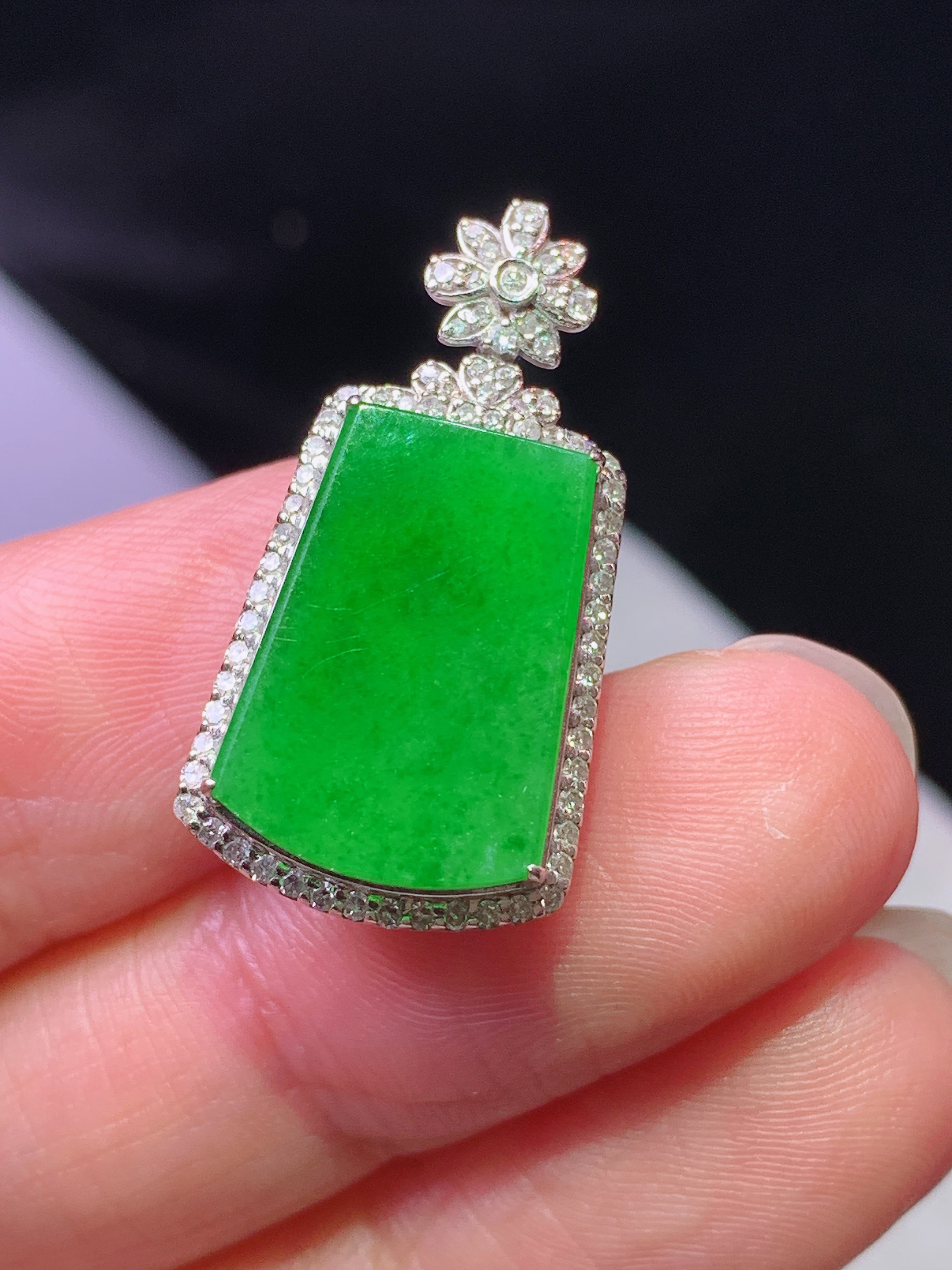 18k金钻镶嵌满绿无事牌吊坠 玉质细腻 色泽艳丽清新 水润亮眼 整体尺寸25.7*13.5*7.6g2