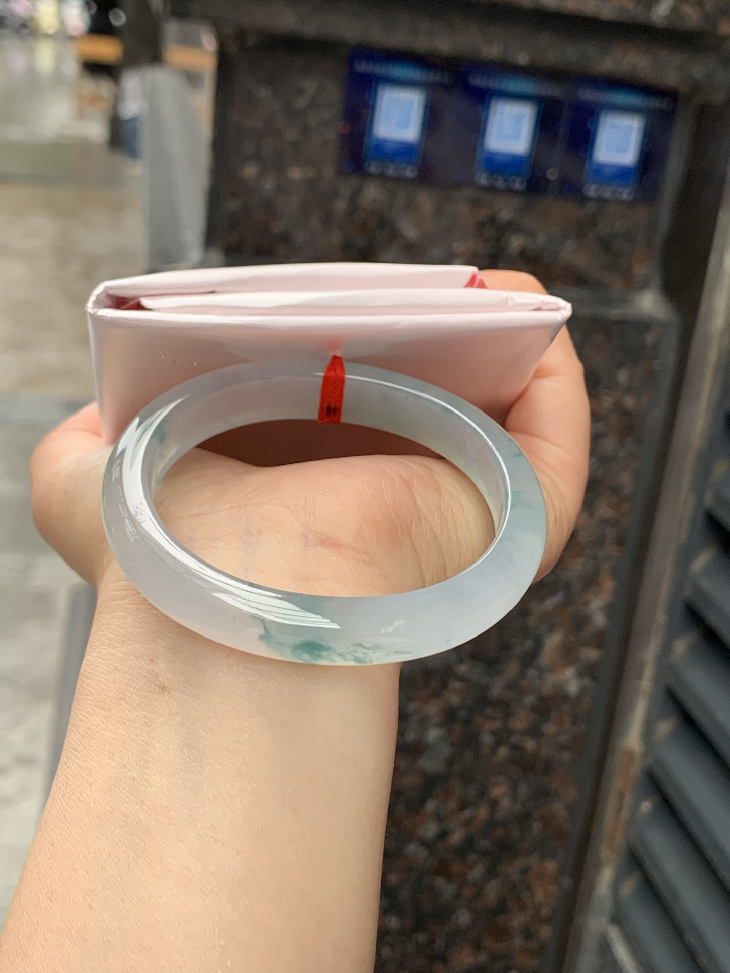 冰飘花贵妃，54.2-47.5-10.2-7，0424-N525，底妆冰透，胶润细腻，蓝花灵动飘逸，勾勒出一幅唯美诗意的山水意境画，古典优雅又秀气，无裂