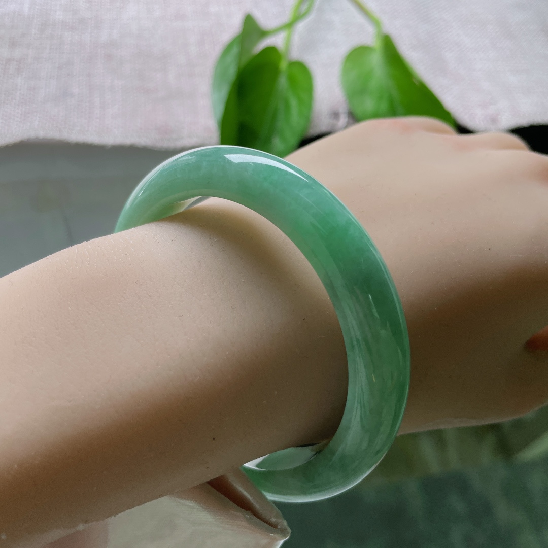 55.8/11.8/8.5绿底正圈，水润细腻，窄条，青春洋溢，甜美，有棉线，ss50833a